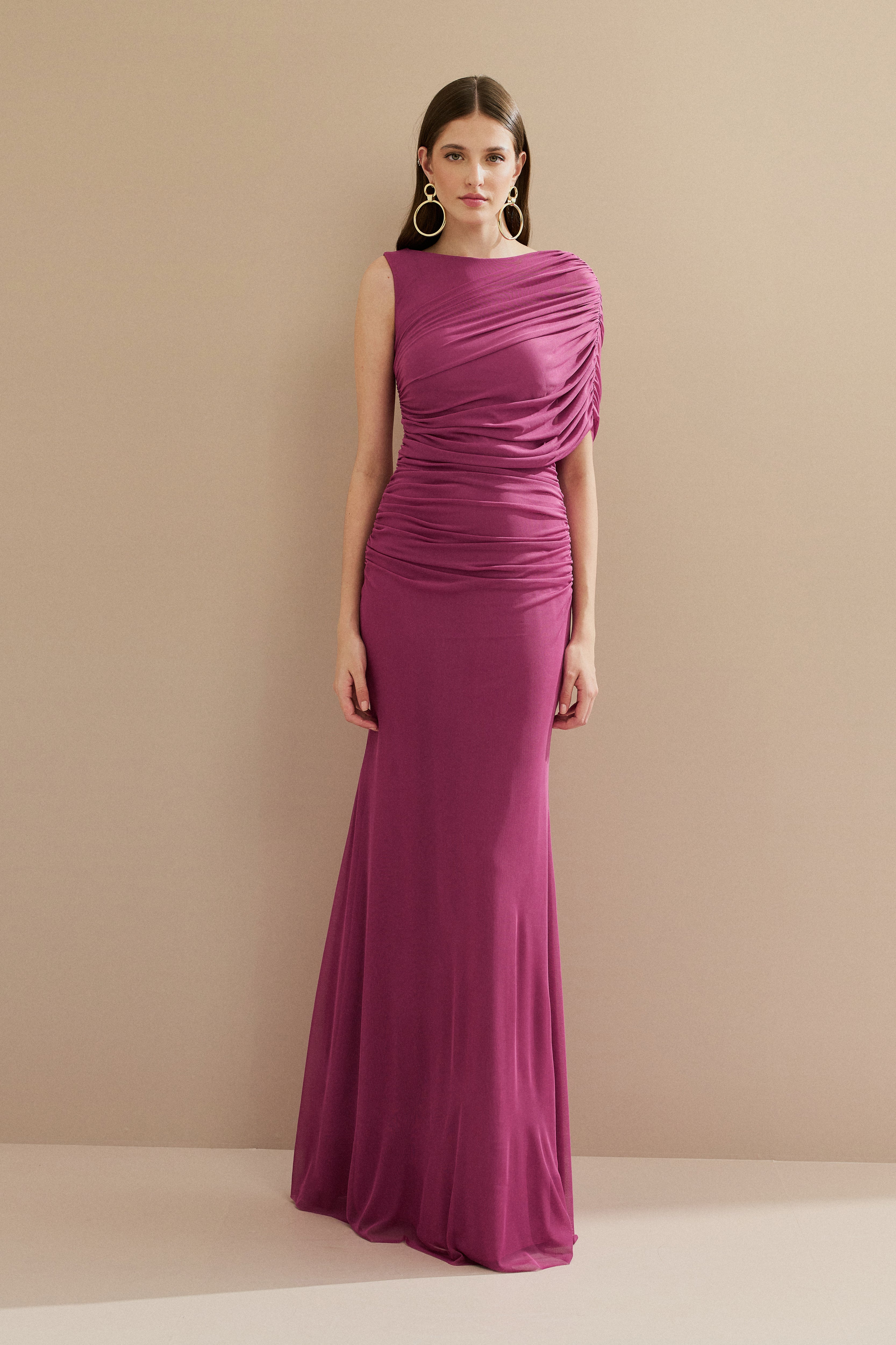 vestido_longo_em_tule_com_drapeado_assimetrico_na_manga_e_cintura_nanda_fucsia2.jpg