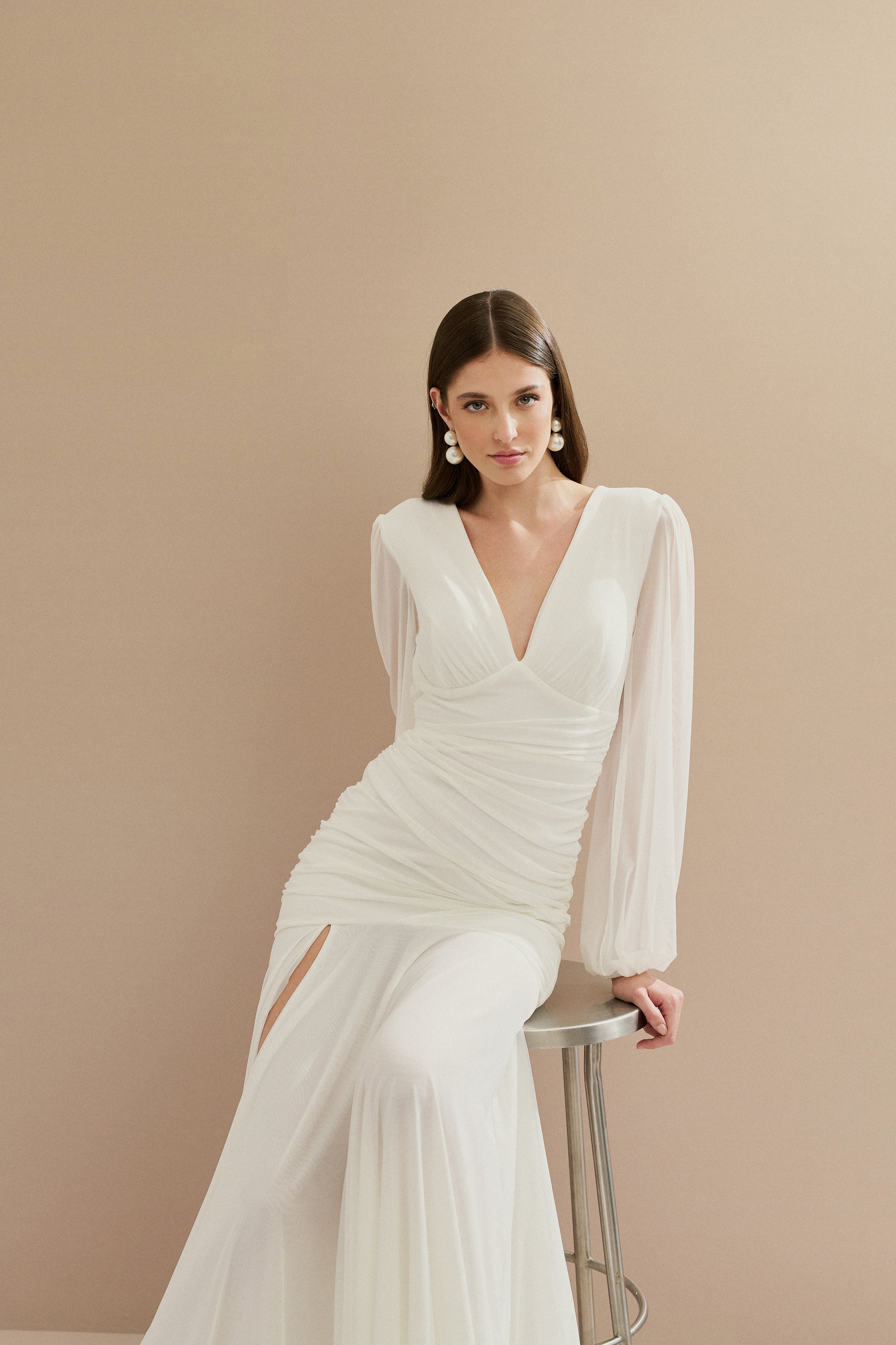 vestido_longo_em_tule_com_mangas_longas_e_fenda_nubia_off_white1.jpg