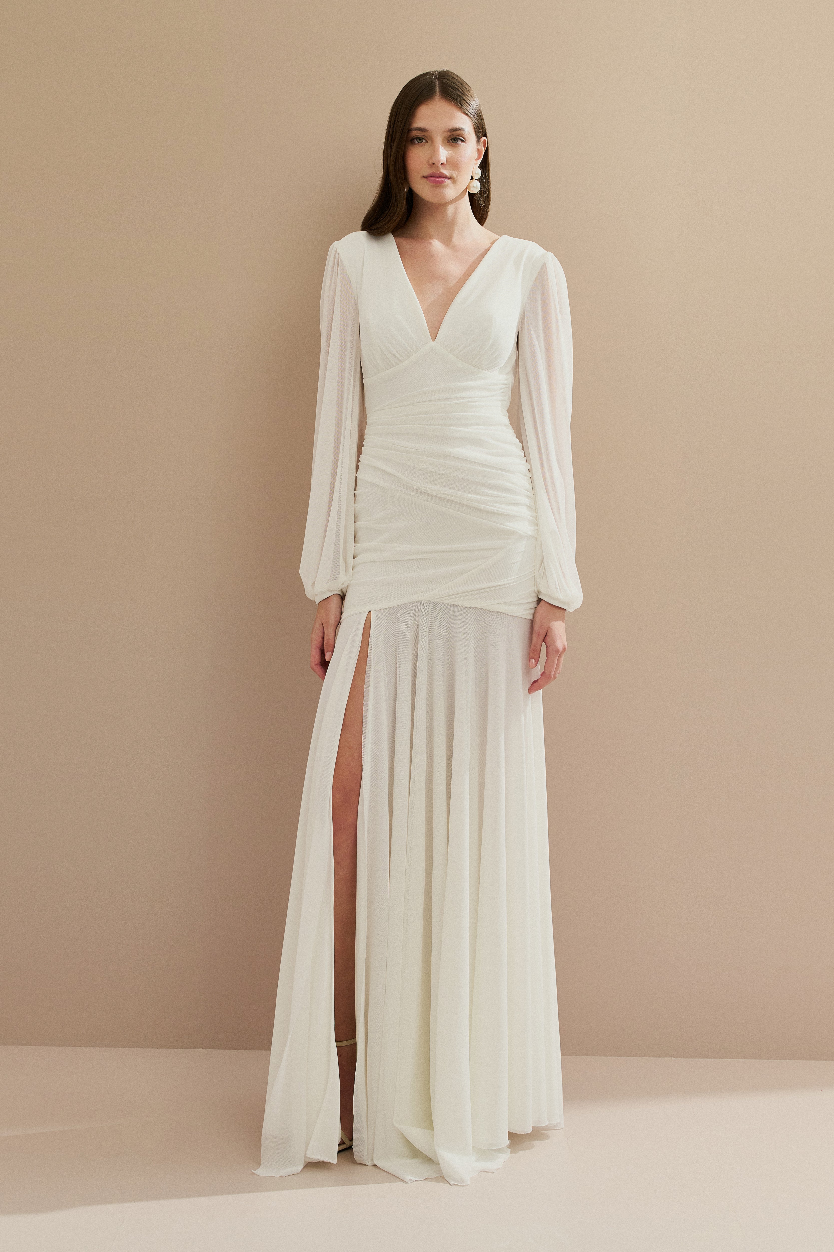vestido_longo_em_tule_com_mangas_longas_e_fenda_nubia_off_white4.jpg