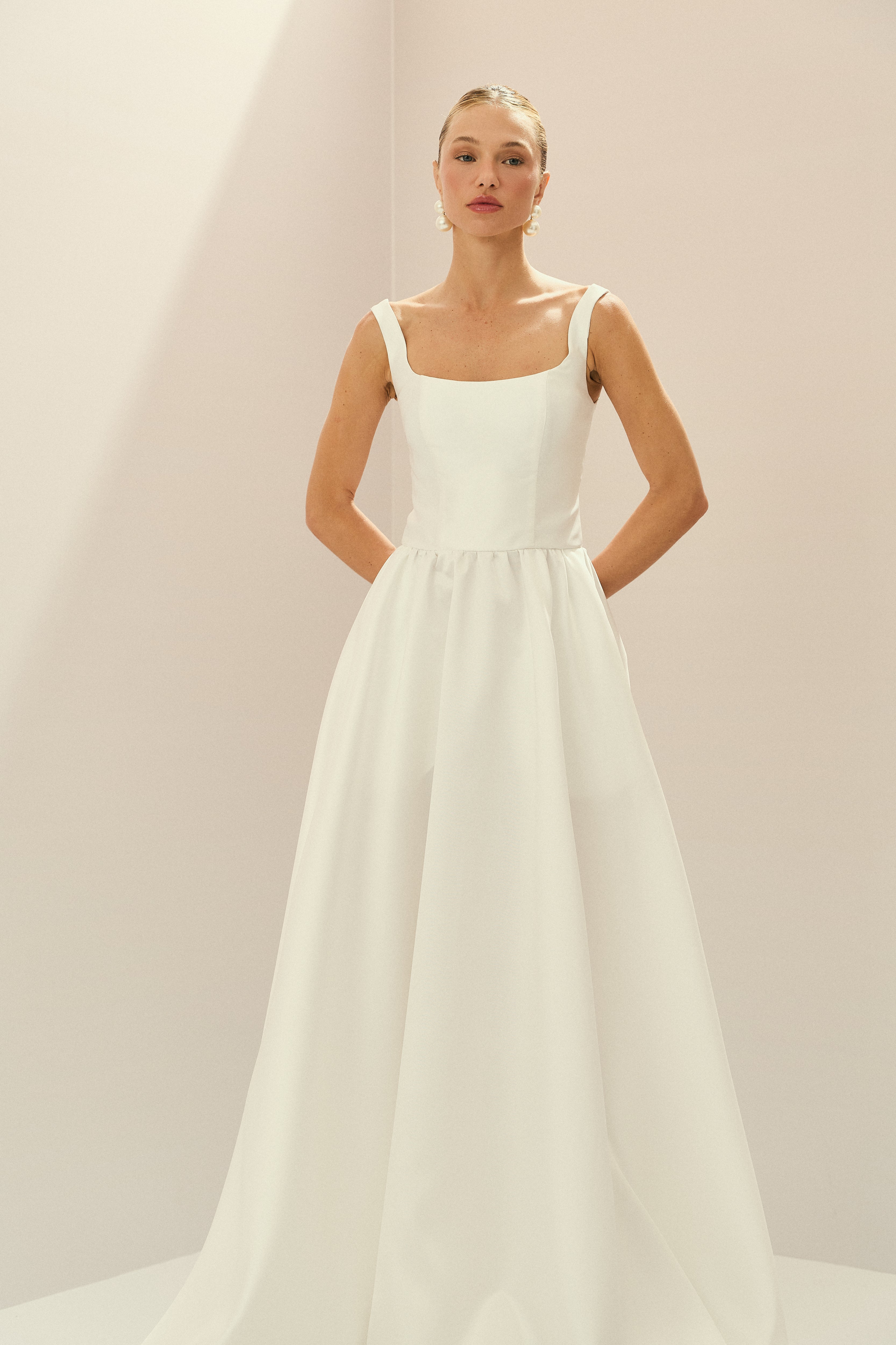 Vestido Longo em Zibeline com Decote Quadrado, Recorte nas Costas e Saia Ampla - Austria Off White