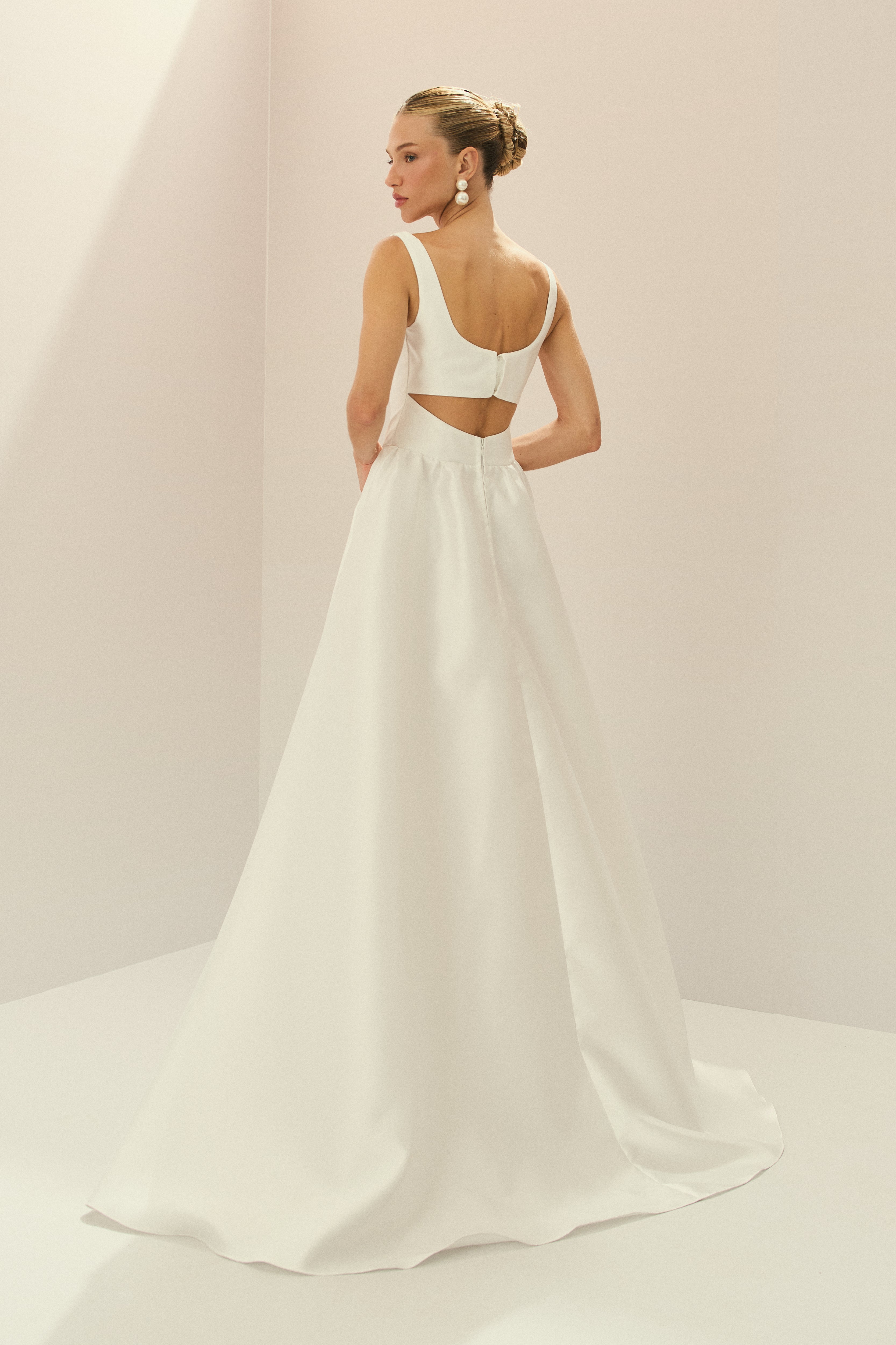 Vestido Longo em Zibeline com Decote Quadrado, Recorte nas Costas e Saia Ampla - Austria Off White