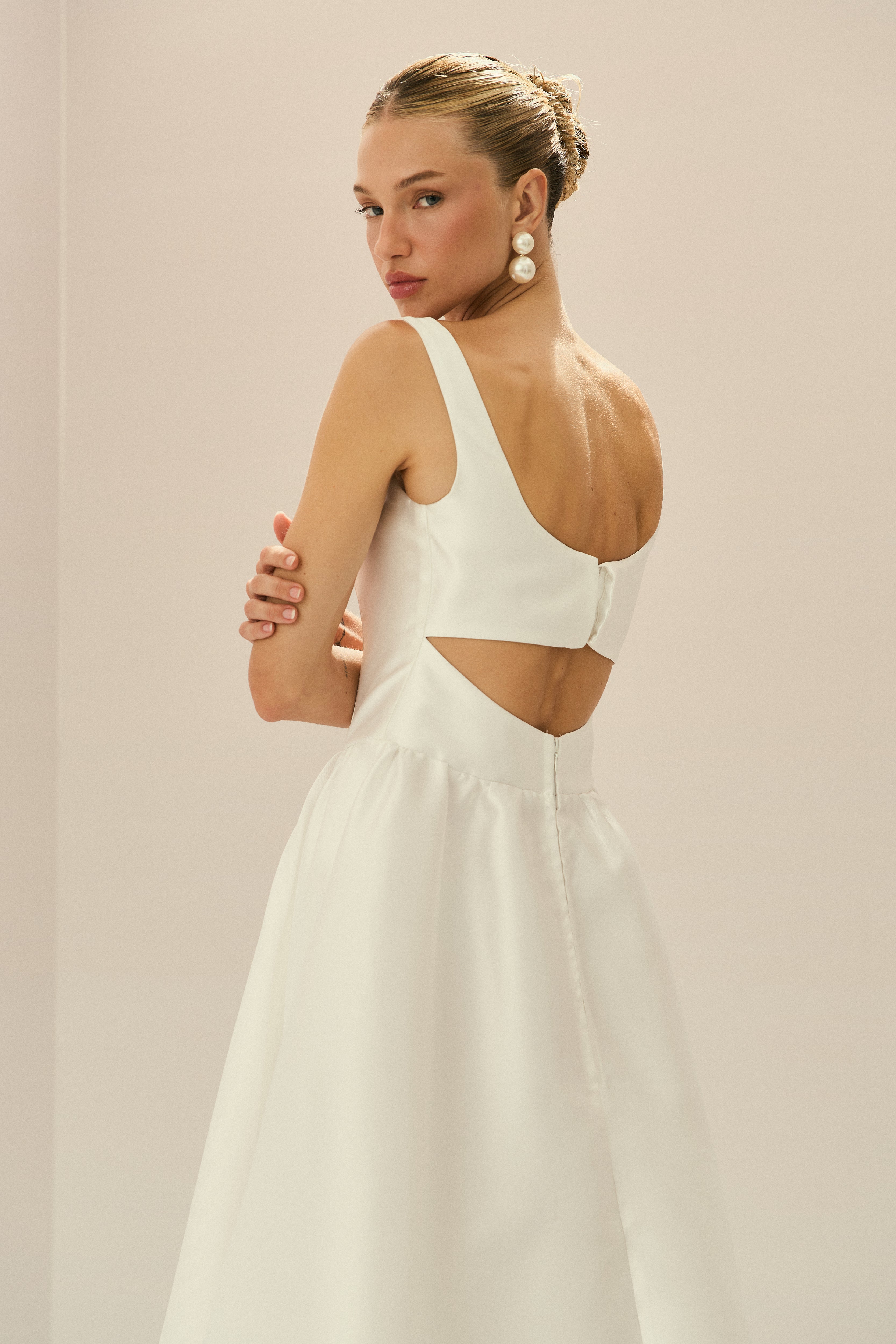 vestido_longo_em_zibeline_com_decote_quadrado_recorte_nas_costas_e_saia_ampla_austria_off_white4.jpg