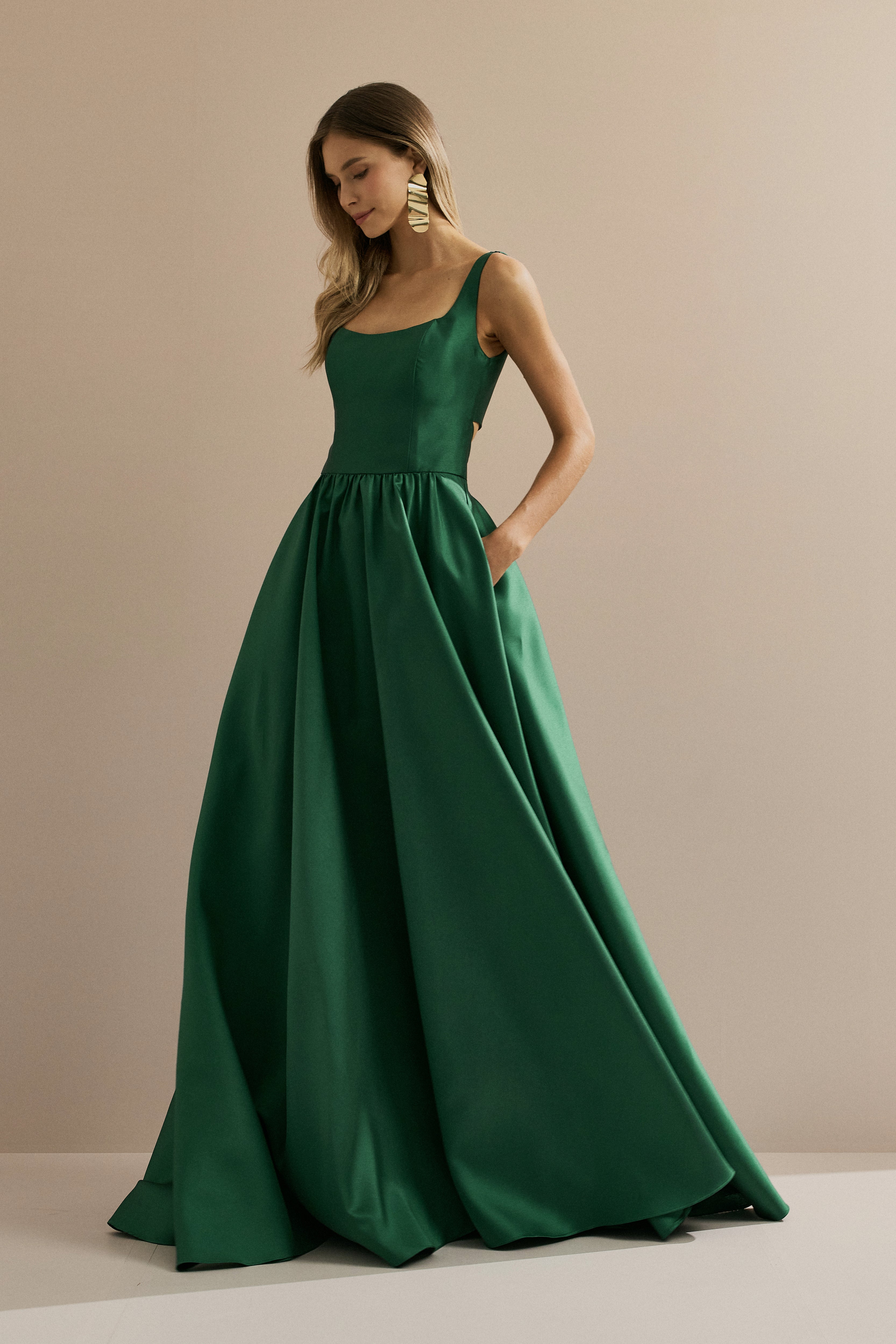 vestido_longo_em_zibeline_com_decote_quadrado_recorte_nas_costas_e_saia_ampla_austria_verde_bandeira1.jpg