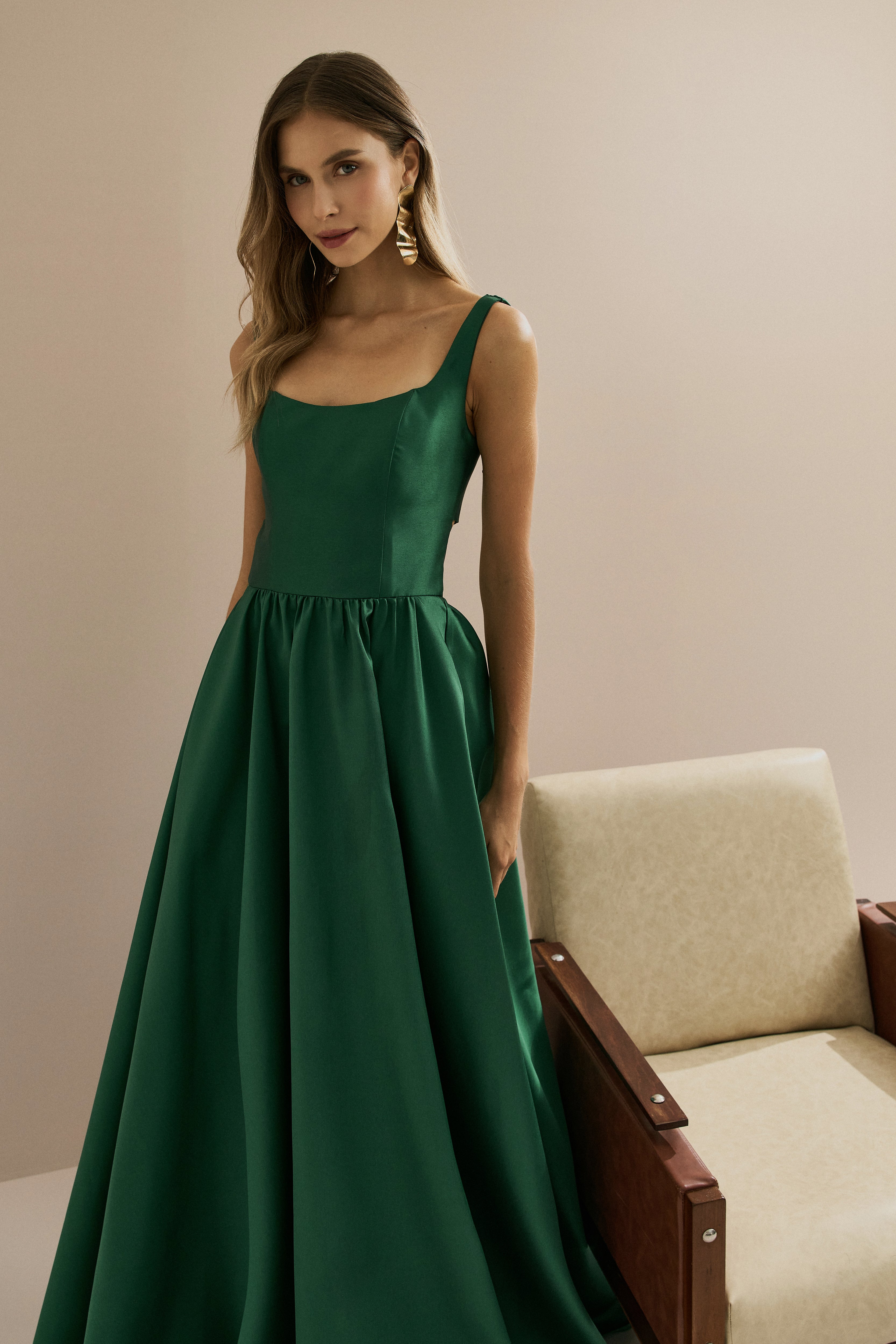 vestido_longo_em_zibeline_com_decote_quadrado_recorte_nas_costas_e_saia_ampla_austria_verde_bandeira6.jpg