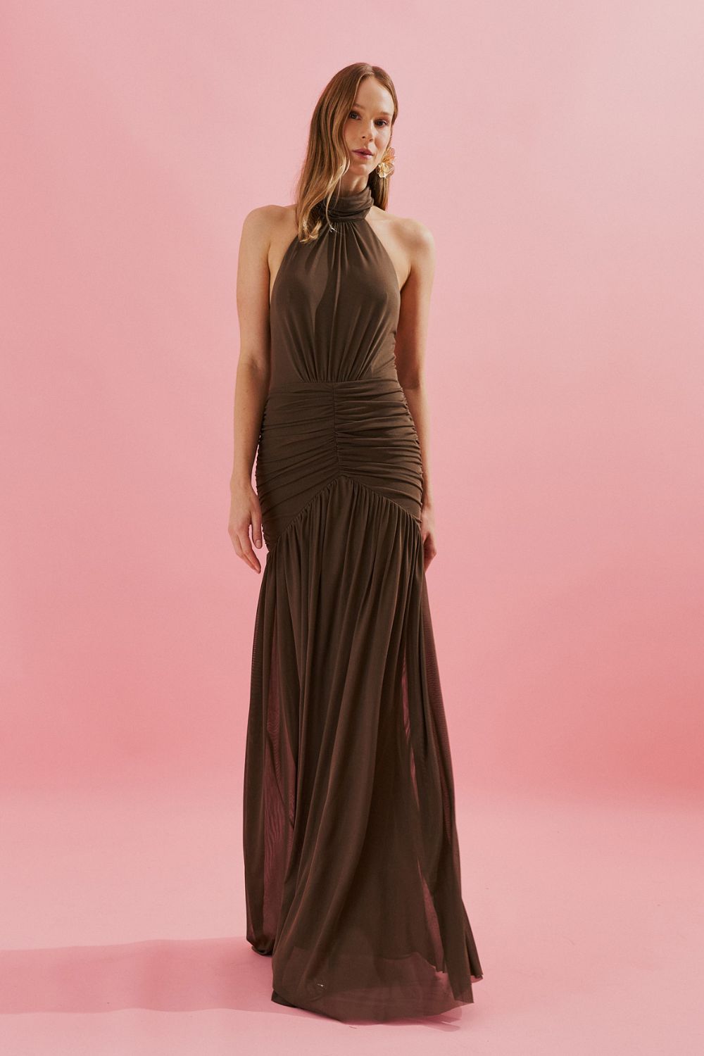 Vestido Longo Frente Única com Gola Franzida e Detalhe Drapeado na Saia - Pisa Marrom