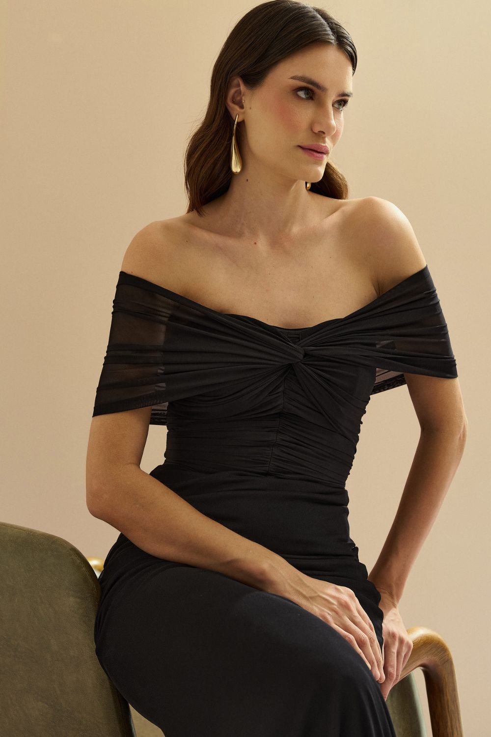 Vestido Longo Ombro a Ombro e Franzidos na Cintura - Estrela Preto