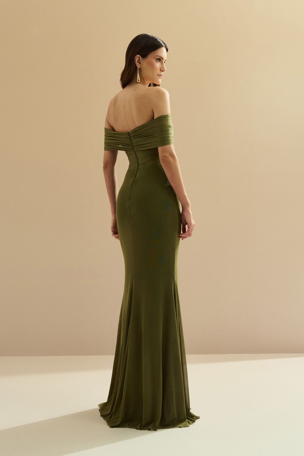 Vestido Longo Ombro a Ombro e Franzidos na Cintura - Estrela Verde Oliva