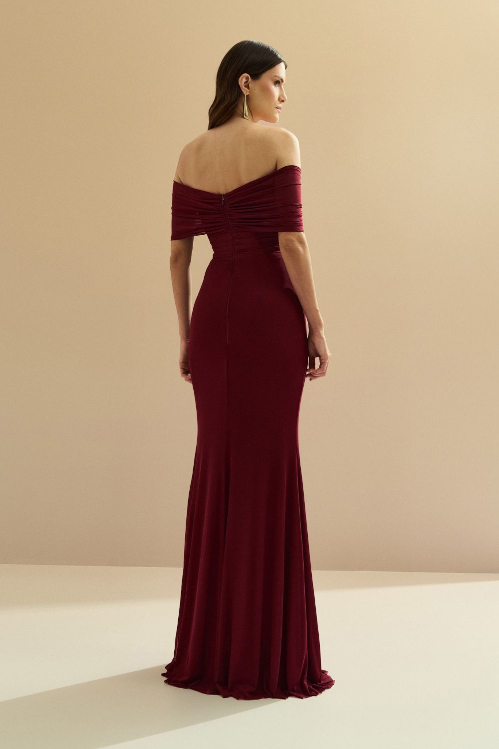 Vestido Longo Ombro a Ombro e Franzidos na Cintura - Estrela Marsala Escuro