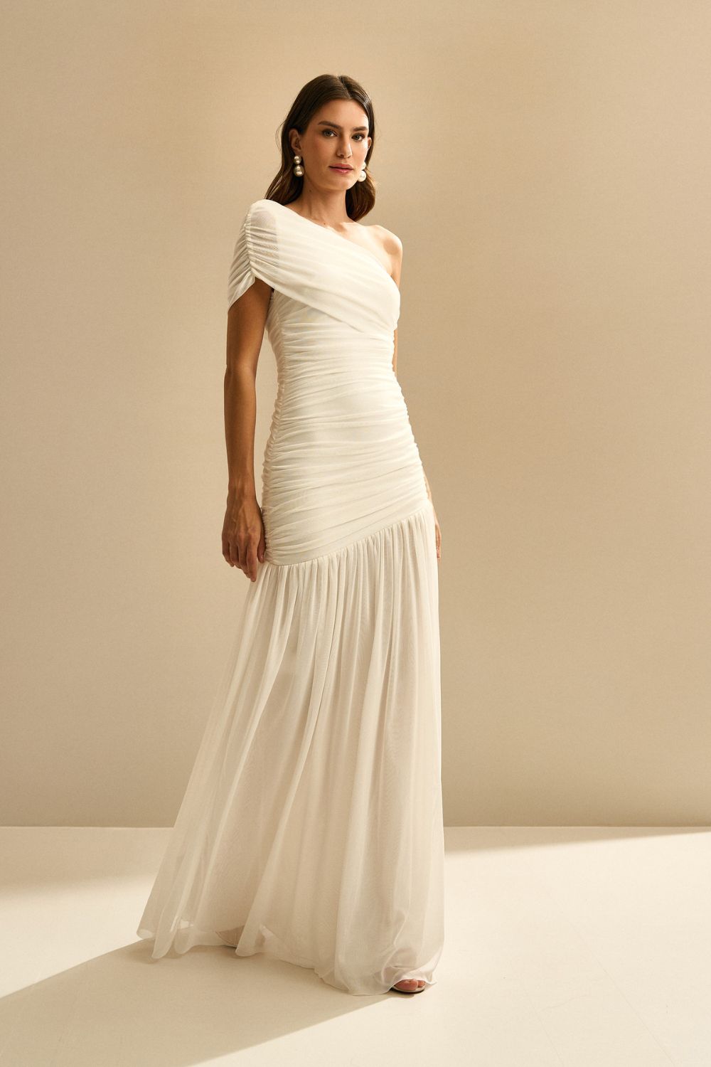 Vestido Longo Ombro Unico com Franzidos e Saia Ampla - Platina Off White