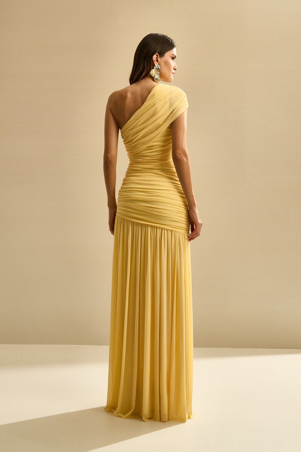 Vestido Longo Ombro Unico com Franzidos e Saia Ampla - Platina Amarelo