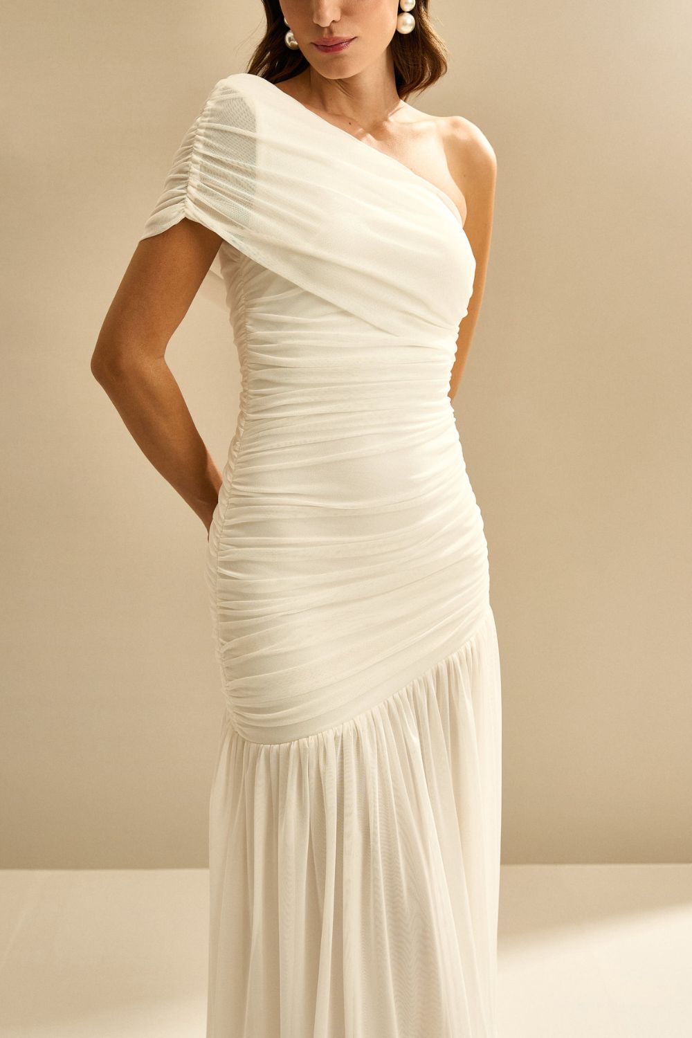 Vestido Longo Ombro Unico com Franzidos e Saia Ampla - Platina Off White