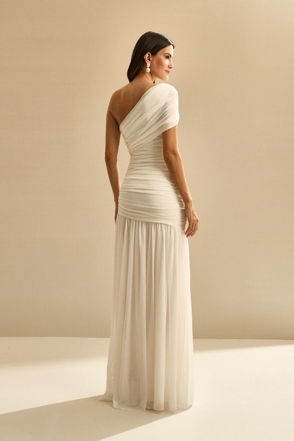 Vestido Longo Ombro Unico com Franzidos e Saia Ampla - Platina Off White