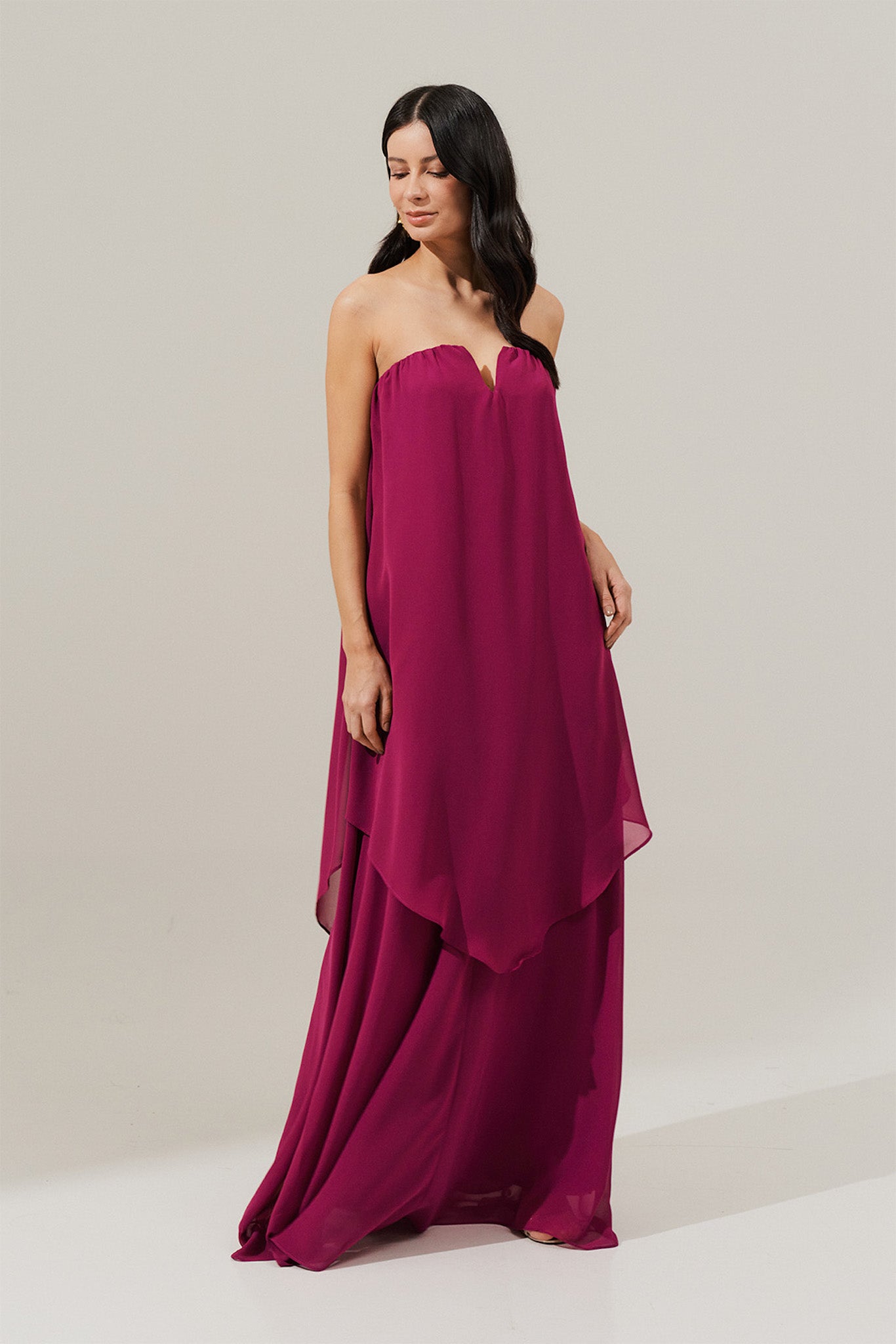 Vestido Longo Sem Alça com Detalhe no Decote e Camadas Assimétricas - Trancoso Fúcsia Framboesa