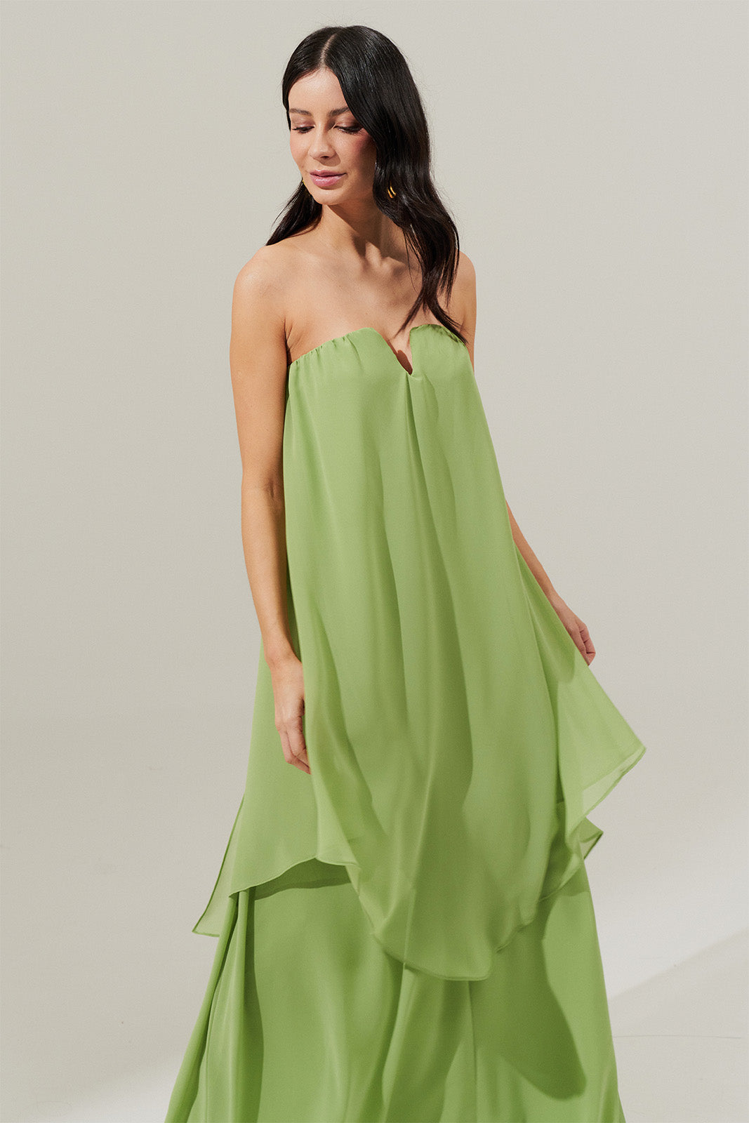 Vestido Longo Sem Alça com Detalhe no Decote e Camadas Assimétricas - Trancoso Verde Matchá