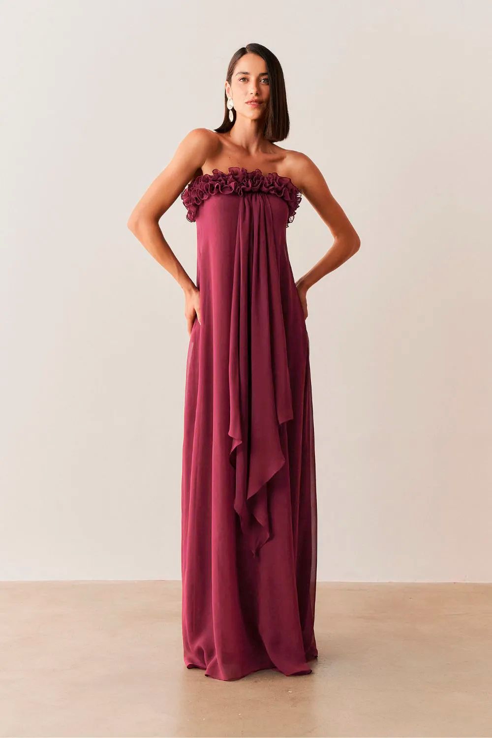 Vestido Longo sem Alça em Chiffon com Babados no Decote e Calda Frontal - Armênia Marsala
