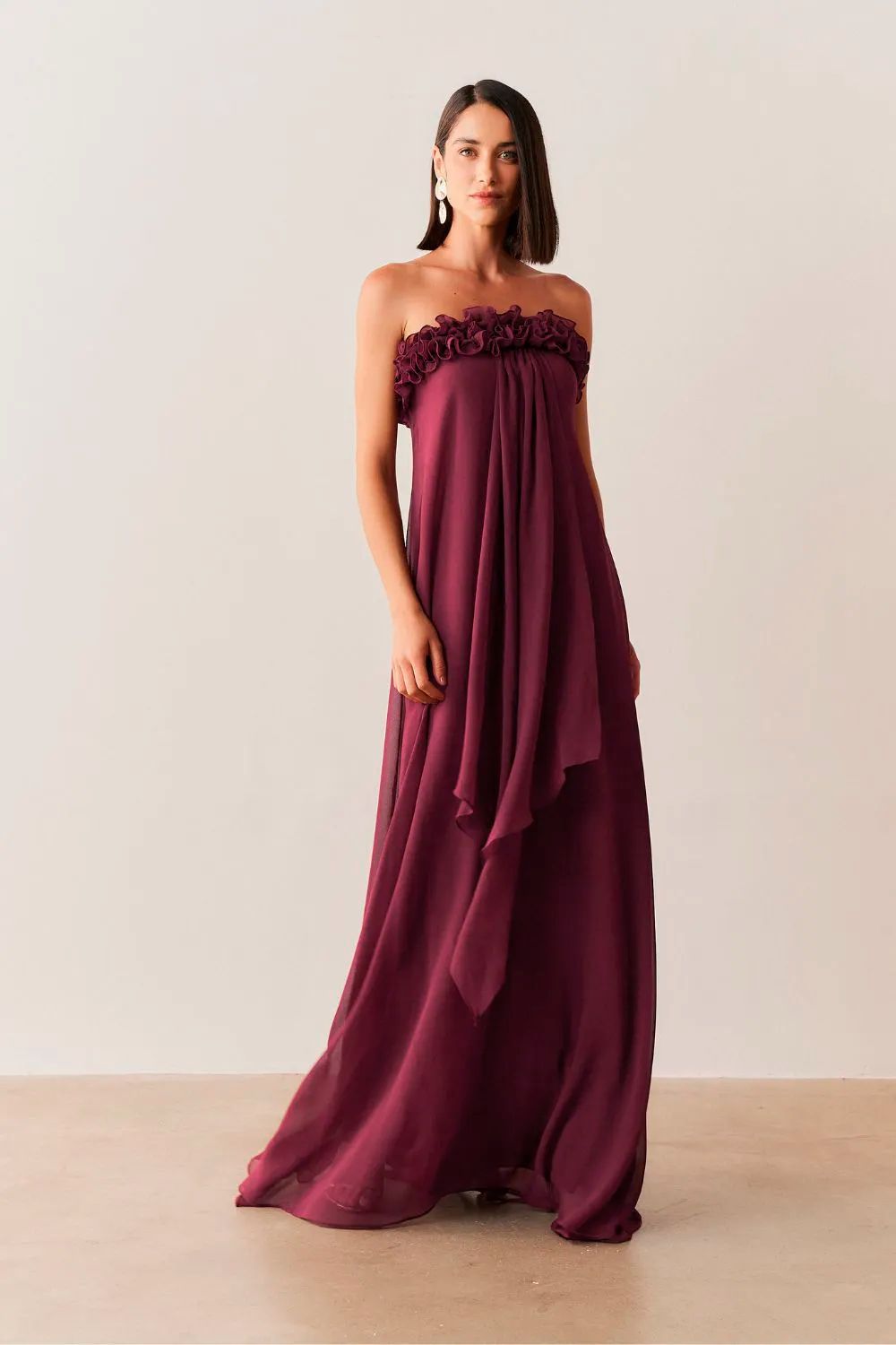 Vestido Longo sem Alça em Chiffon com Babados no Decote e Calda Frontal - Armênia Marsala