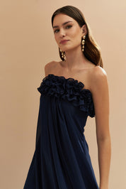 Vestido Longo sem Alça em Chiffon com Babados no Decote e Calda Frontal - Armênia Azul Marinho