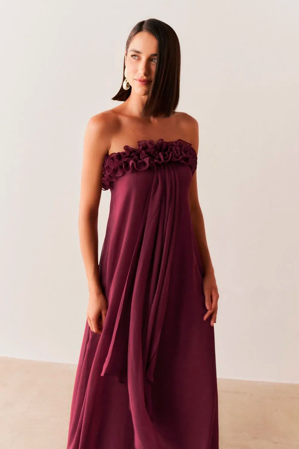 Vestido Longo sem Alça em Chiffon com Babados no Decote e Calda Frontal - Armênia Marsala
