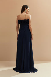 Vestido Longo sem Alça em Chiffon com Babados no Decote e Calda Frontal - Armênia Azul Marinho