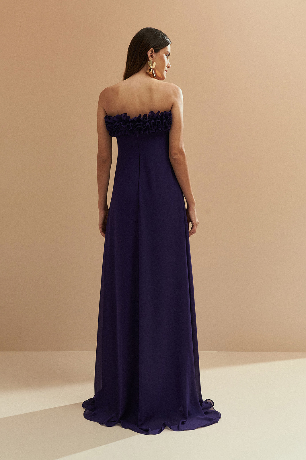 Vestido Longo sem Alça em Chiffon com Babados no Decote e Calda Frontal - Armênia Roxo