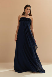 Vestido Longo sem Alça em Chiffon com Babados no Decote e Calda Frontal - Armênia Azul Marinho