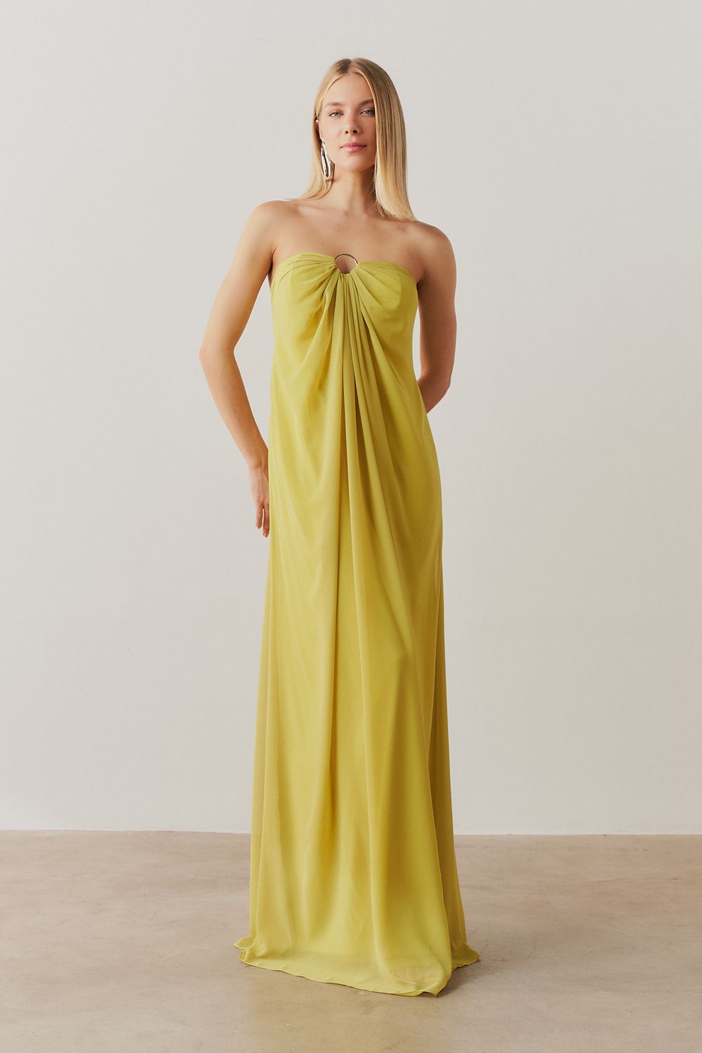 Vestido Longo sem Alça com Argola e Franzidos no Decote - Munique Lima