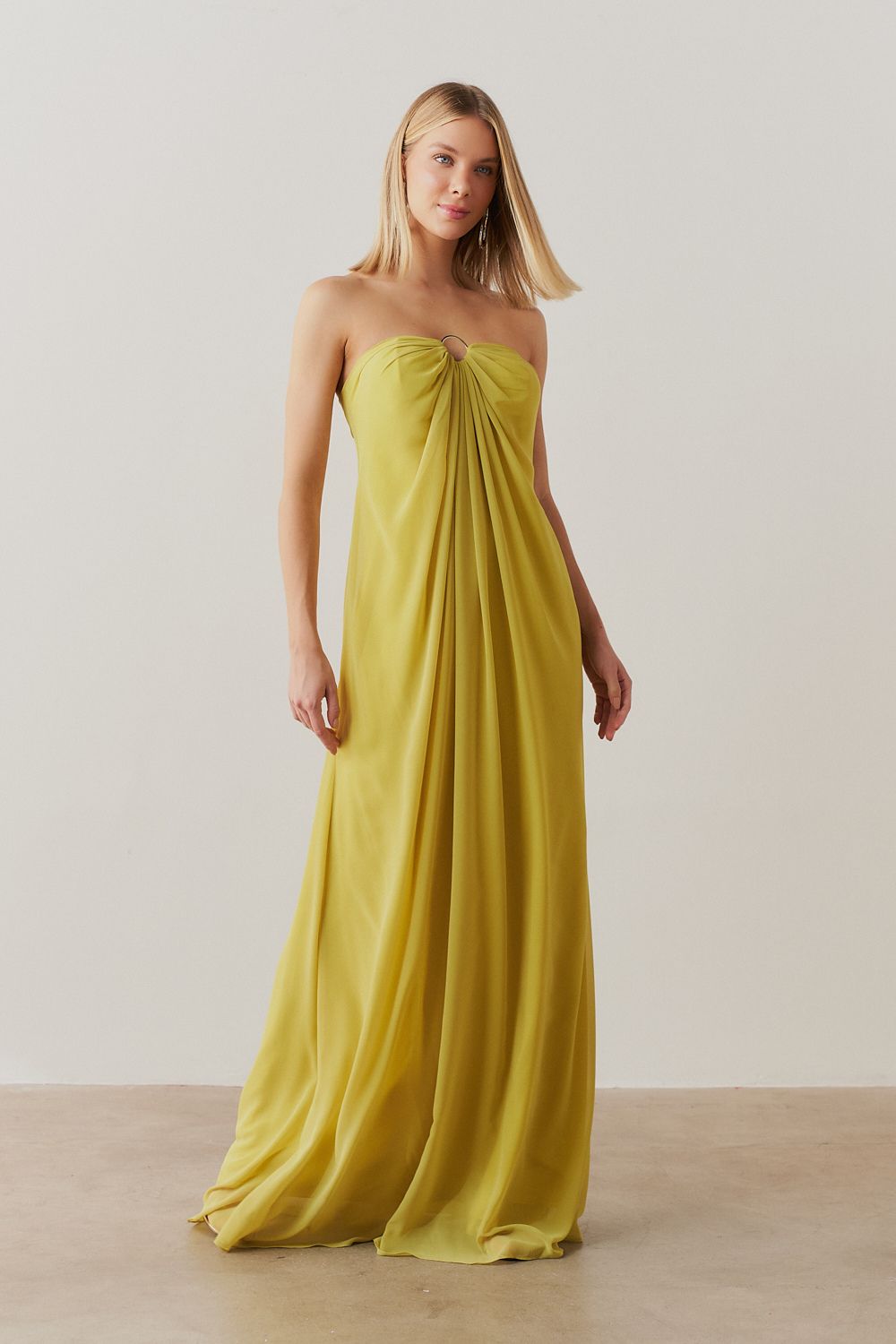 Vestido Longo sem Alça com Argola e Franzidos no Decote - Munique Lima