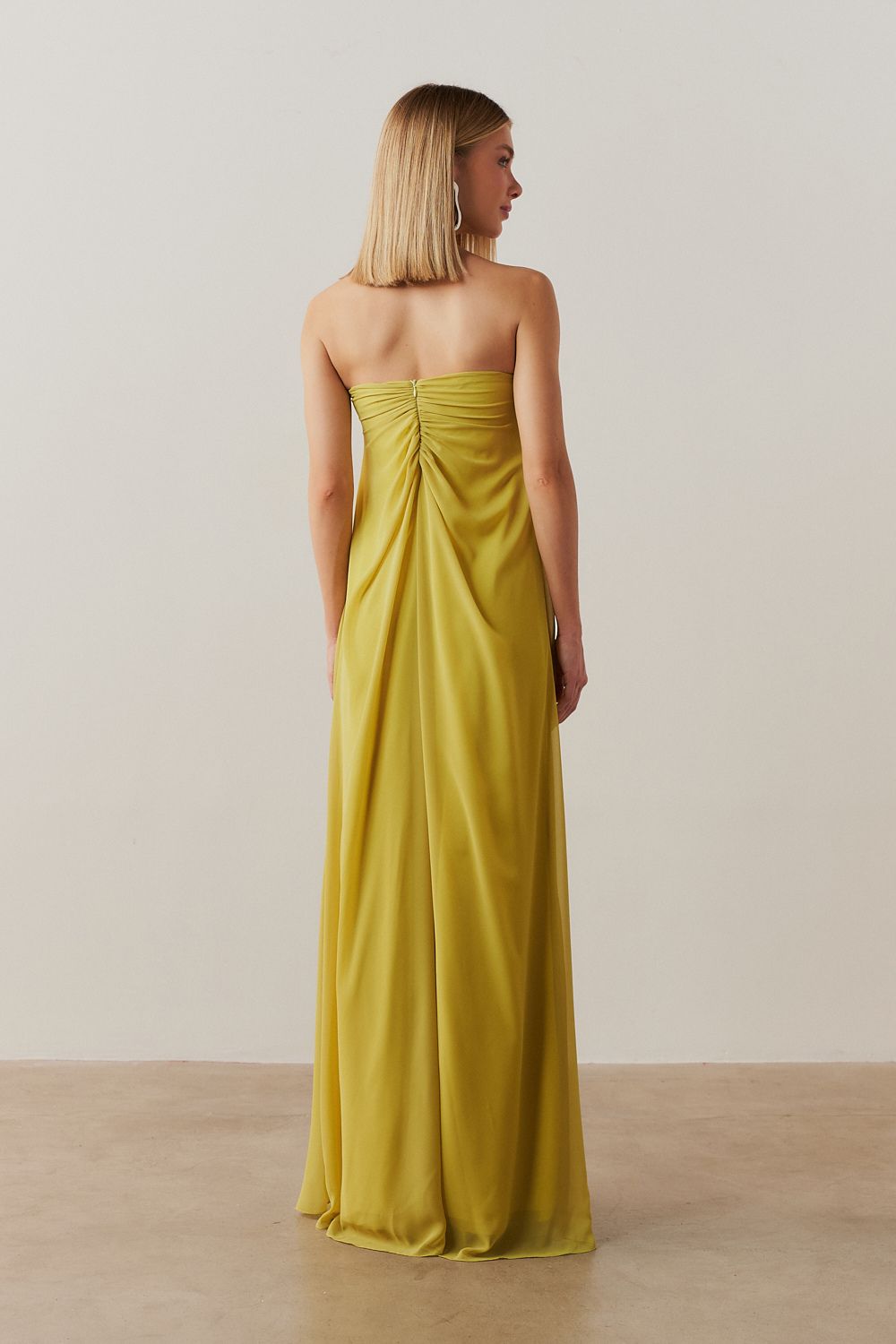 Vestido Longo sem Alça com Argola e Franzidos no Decote - Munique Lima