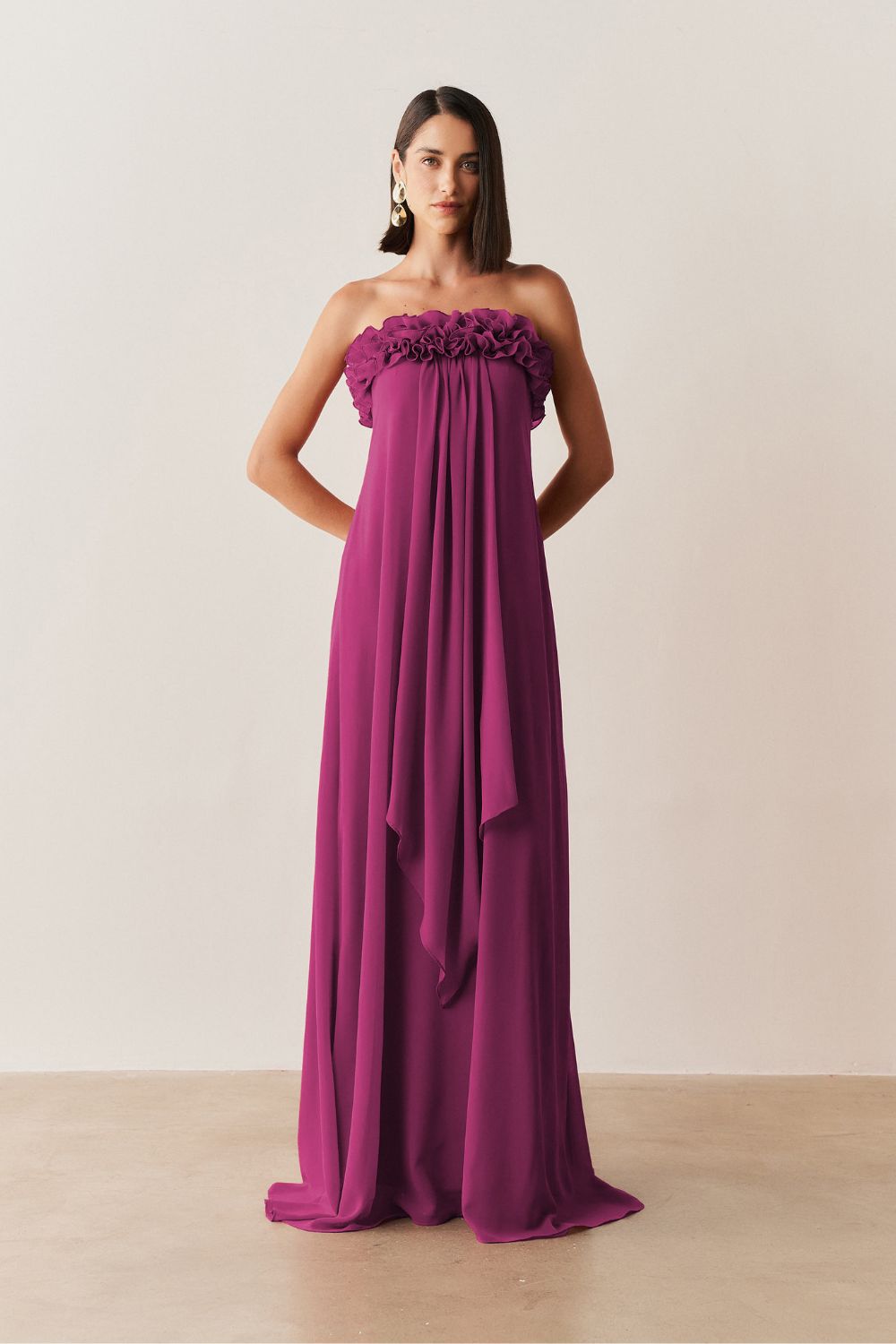 Vestido Longo sem Alça em Chiffon com Babados no Decote e Calda Frontal - Armênia Fúcsia
