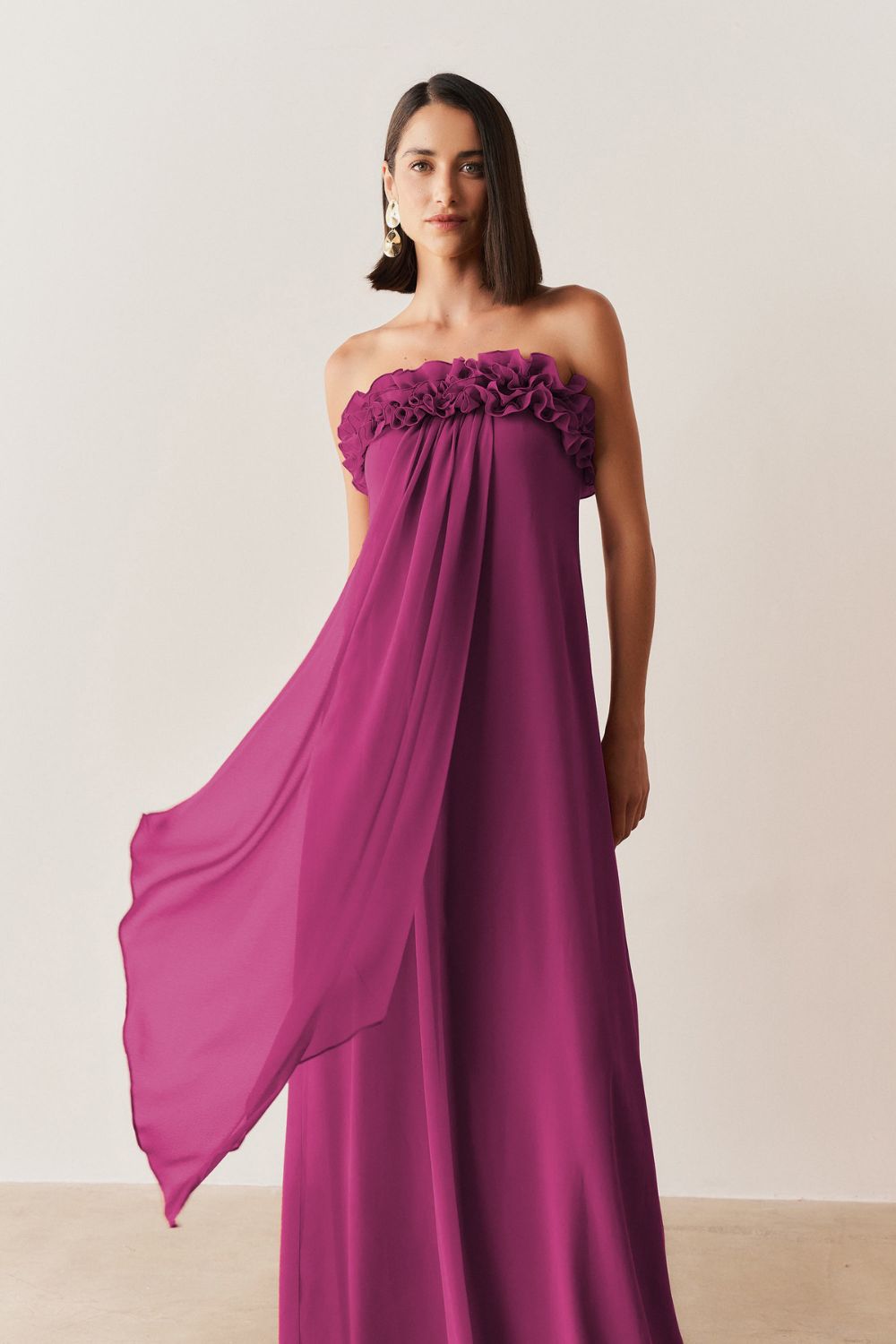 Vestido Longo sem Alça em Chiffon com Babados no Decote e Calda Frontal - Armênia Fúcsia