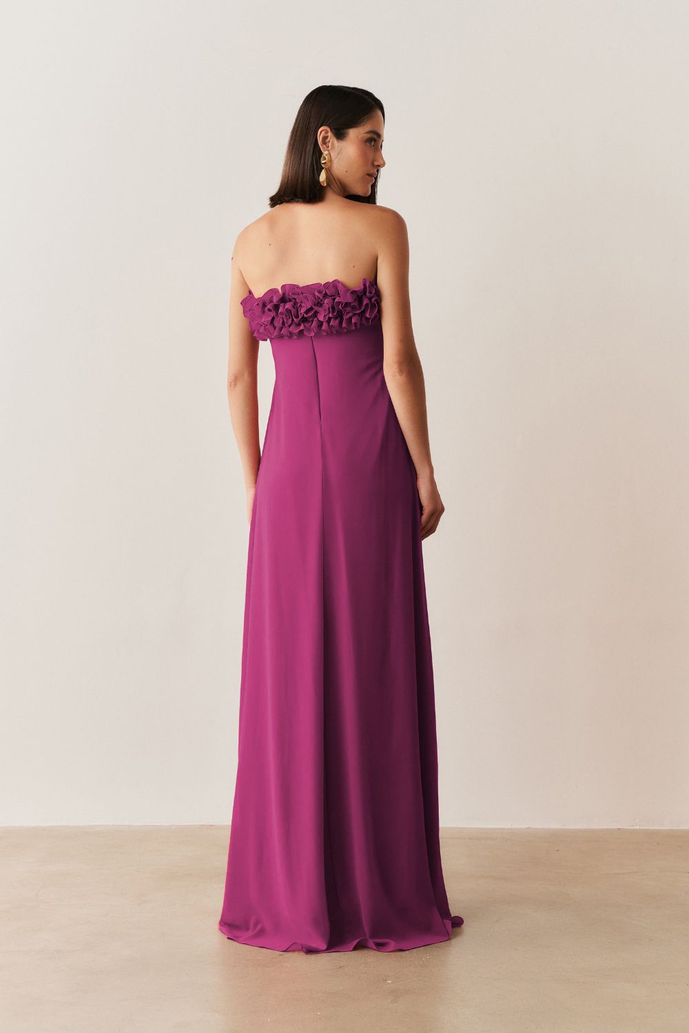 Vestido Longo sem Alça em Chiffon com Babados no Decote e Calda Frontal - Armênia Fúcsia