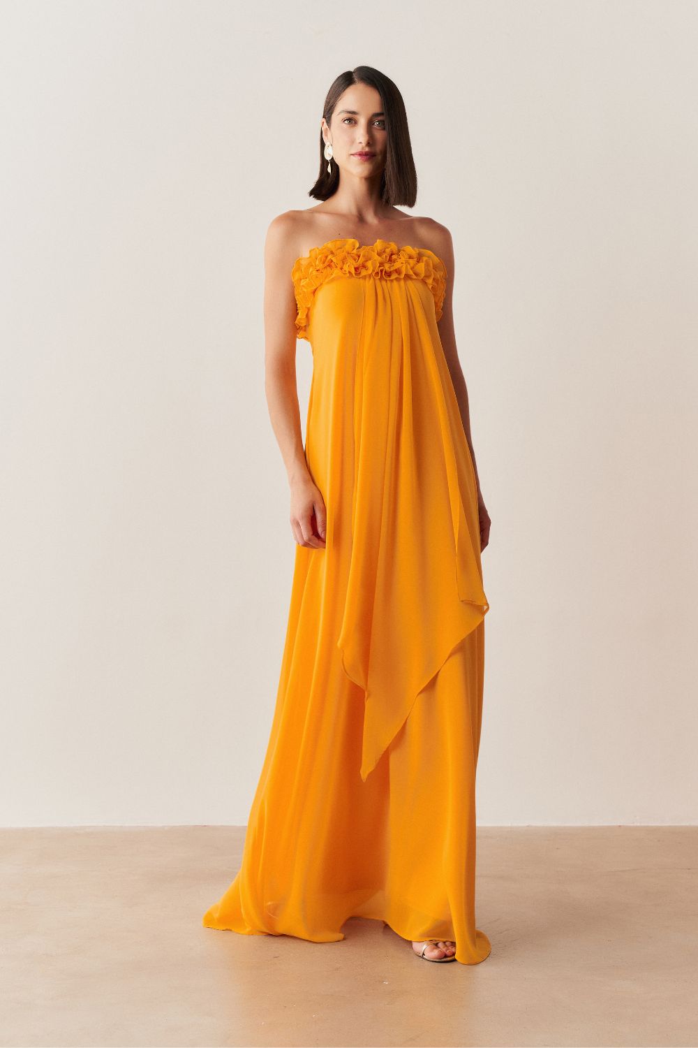 Vestido Longo sem Alça em Chiffon com Babados no Decote e Calda Frontal - Armênia Amarelo Manga