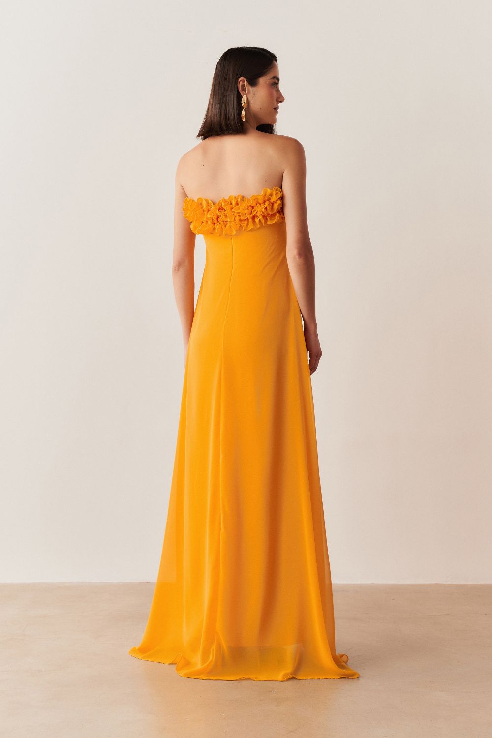 Vestido Longo sem Alça em Chiffon com Babados no Decote e Calda Frontal - Armênia Amarelo Manga