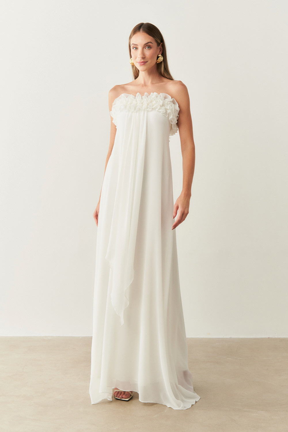 Vestido Longo sem Alça em Chiffon com Babados no Decote e Calda Frontal - Armênia Off White