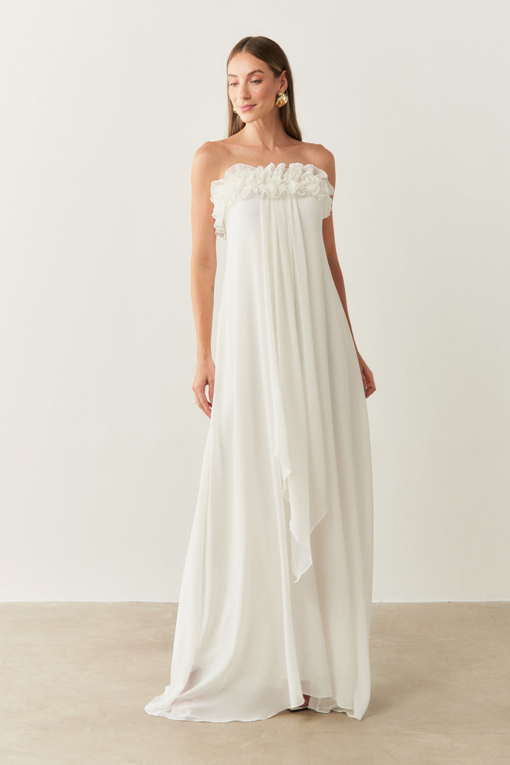 Vestido Longo sem Alça em Chiffon com Babados no Decote e Calda Frontal - Armênia Off White