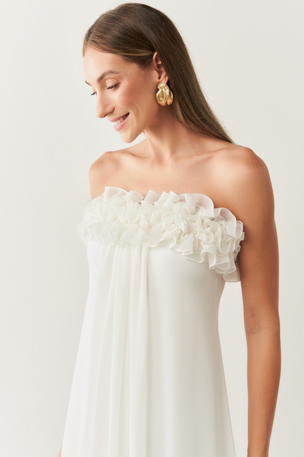 Vestido Longo sem Alça em Chiffon com Babados no Decote e Calda Frontal - Armênia Off White