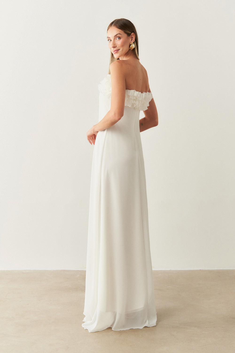 Vestido Longo sem Alça em Chiffon com Babados no Decote e Calda Frontal - Armênia Off White