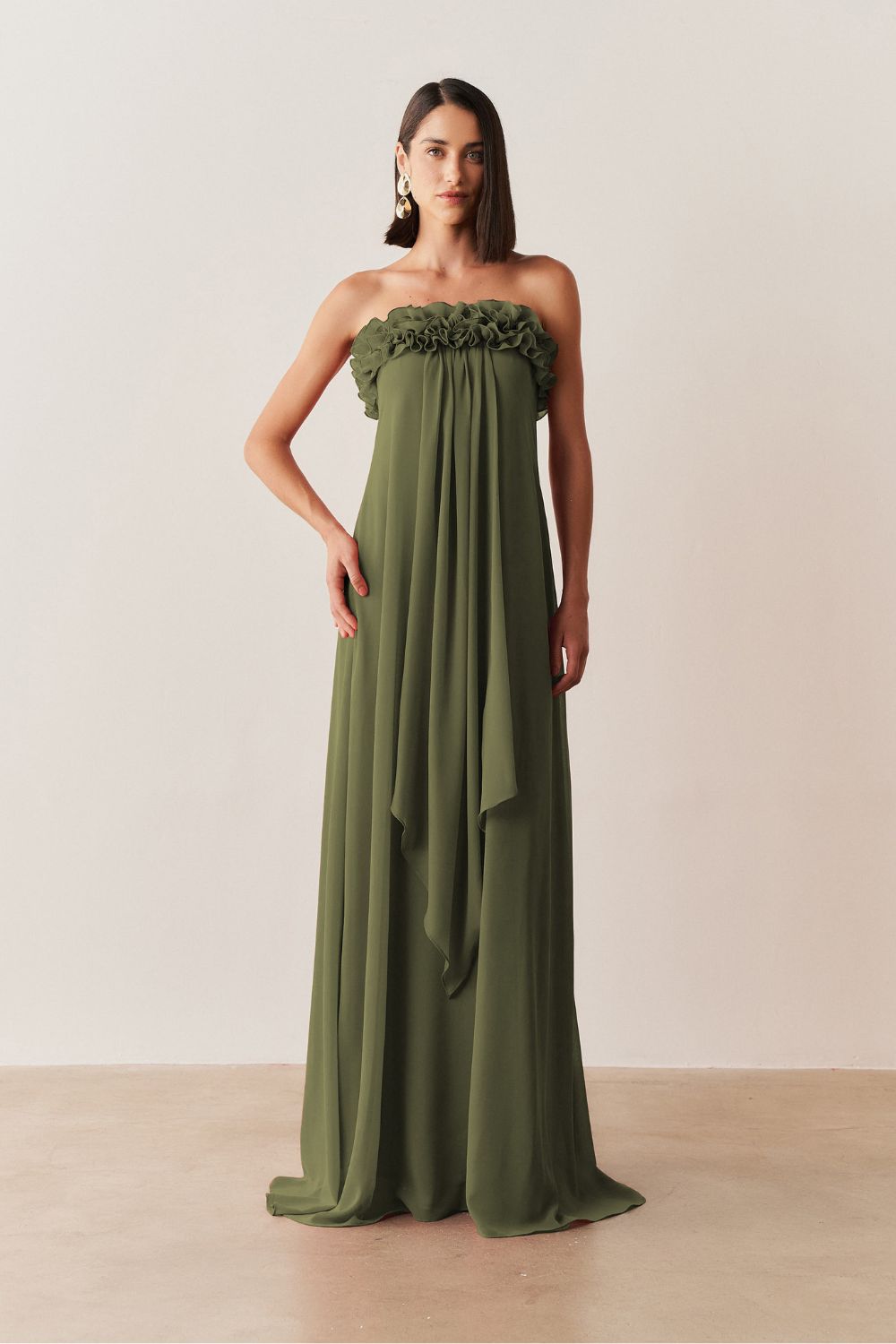 Vestido Longo sem Alça em Chiffon com Babados no Decote e Calda Frontal - Armênia Oliva