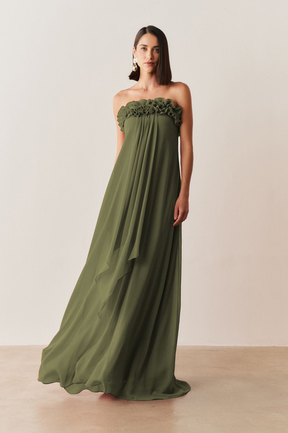 Vestido Longo sem Alça em Chiffon com Babados no Decote e Calda Frontal - Armênia Oliva