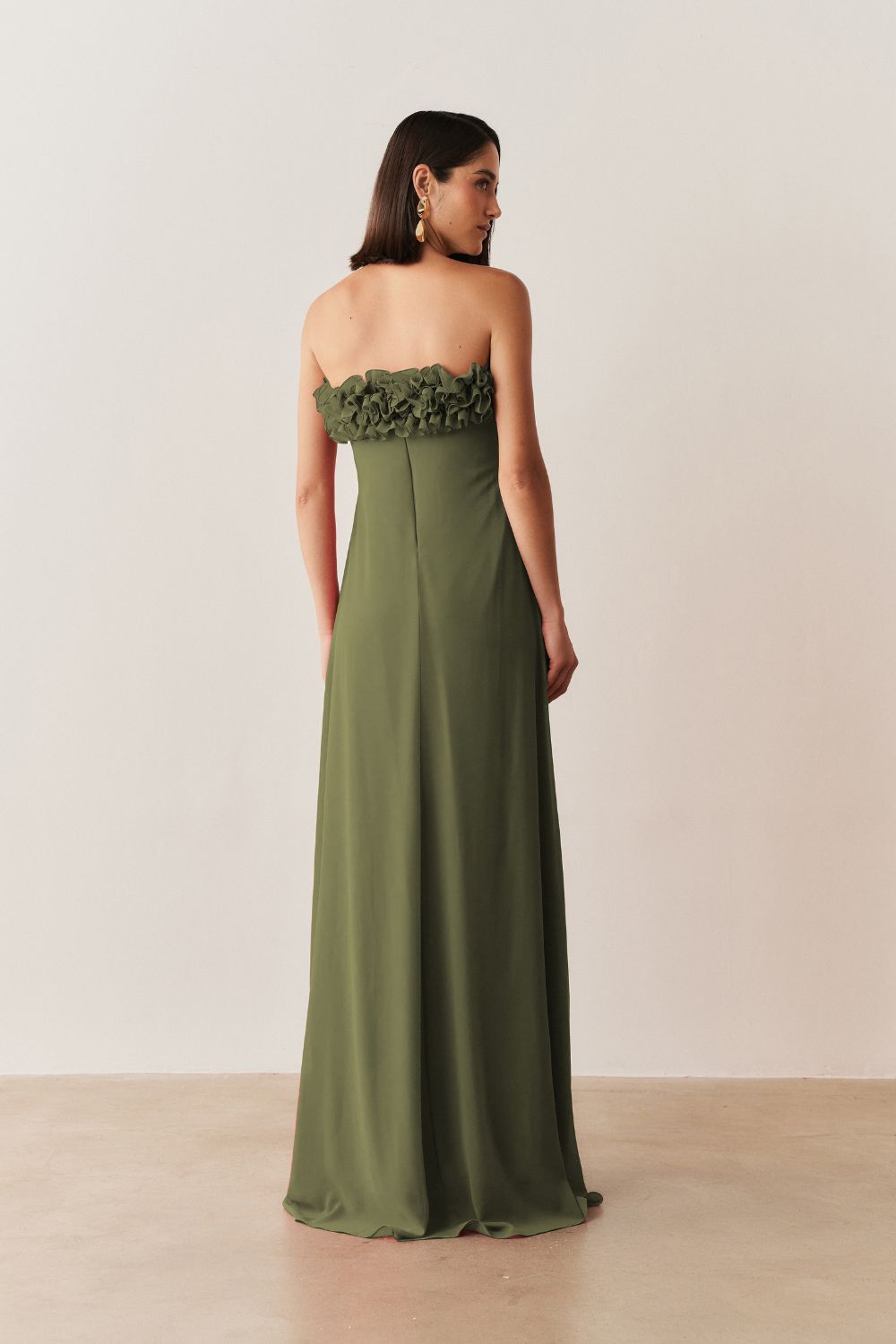 Vestido Longo sem Alça em Chiffon com Babados no Decote e Calda Frontal - Armênia Oliva