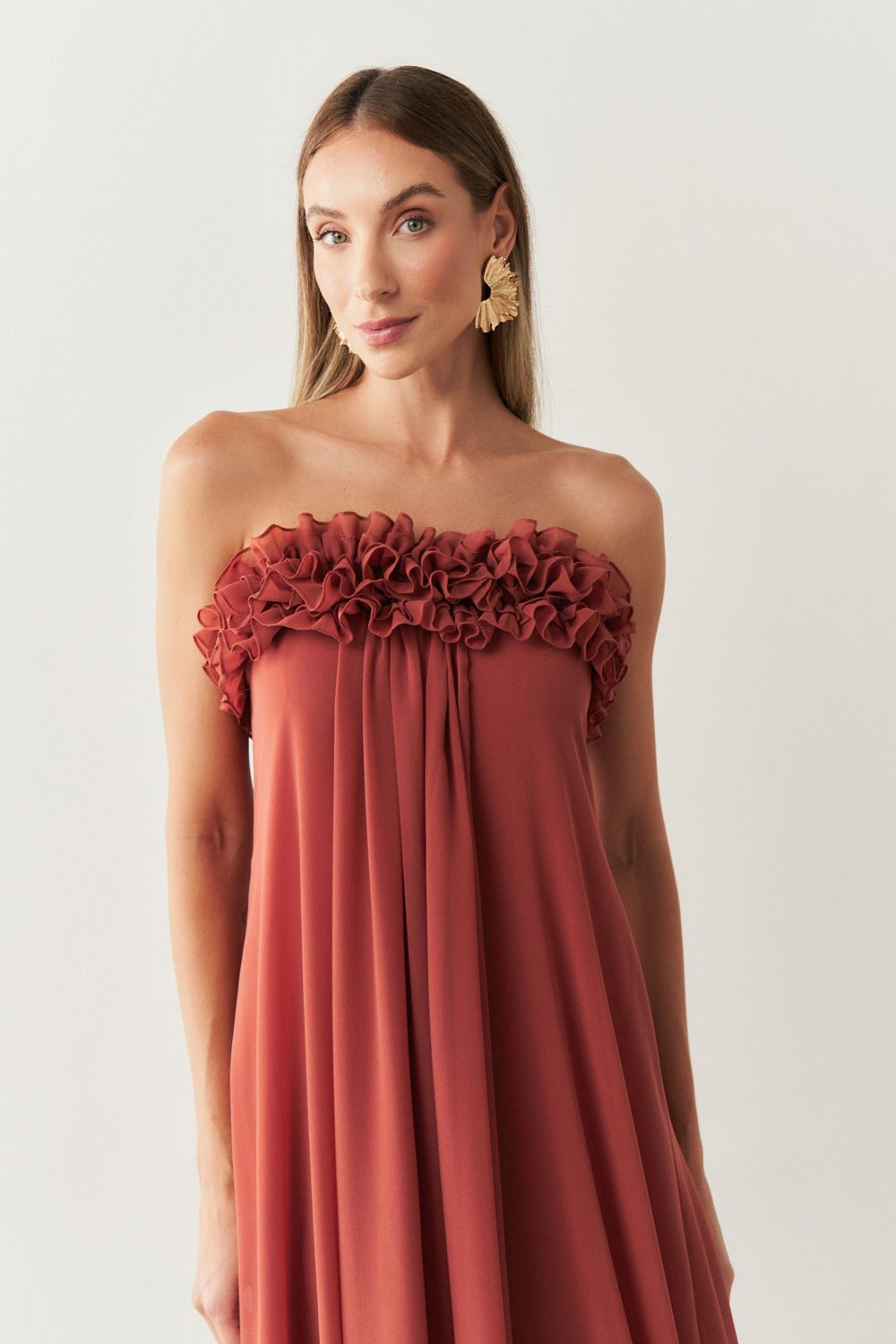 Vestido Longo sem Alça em Chiffon com Babados no Decote e Calda Frontal - Armênia Terracota