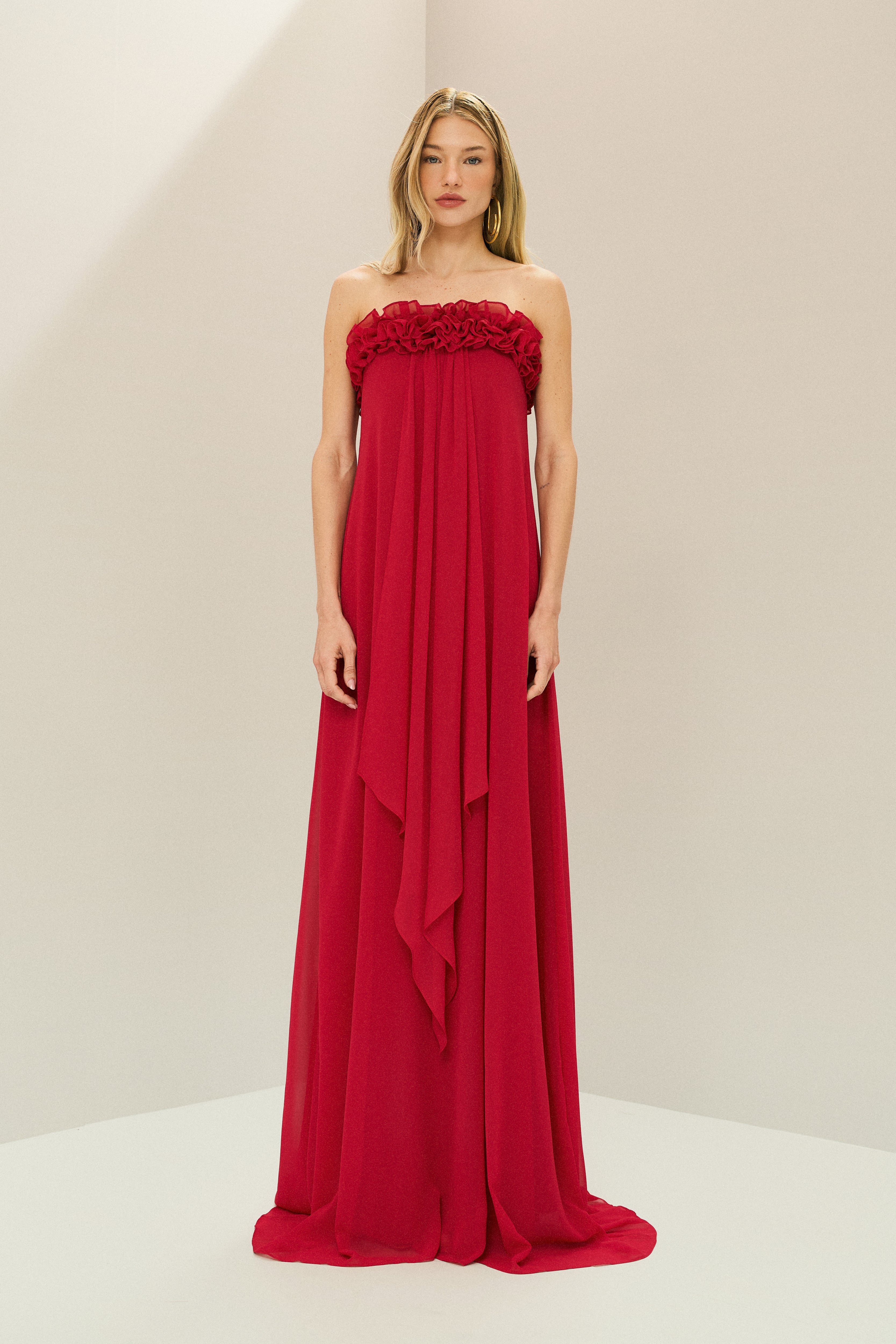 Vestido Longo sem Alça em Chiffon com Babados no Decote e Calda Frontal - Armênia Vermelho