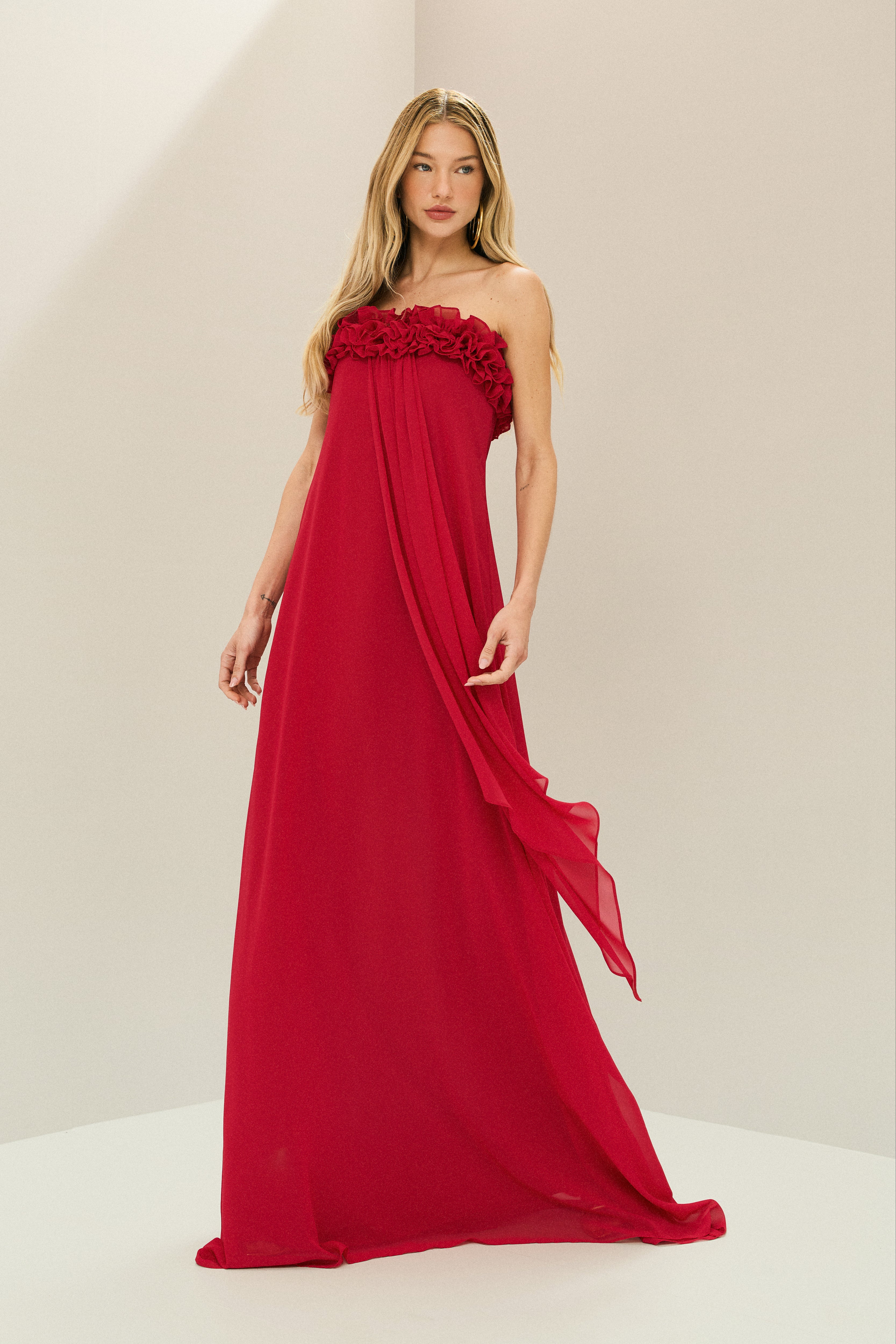 Vestido Longo sem Alça em Chiffon com Babados no Decote e Calda Frontal - Armênia Vermelho