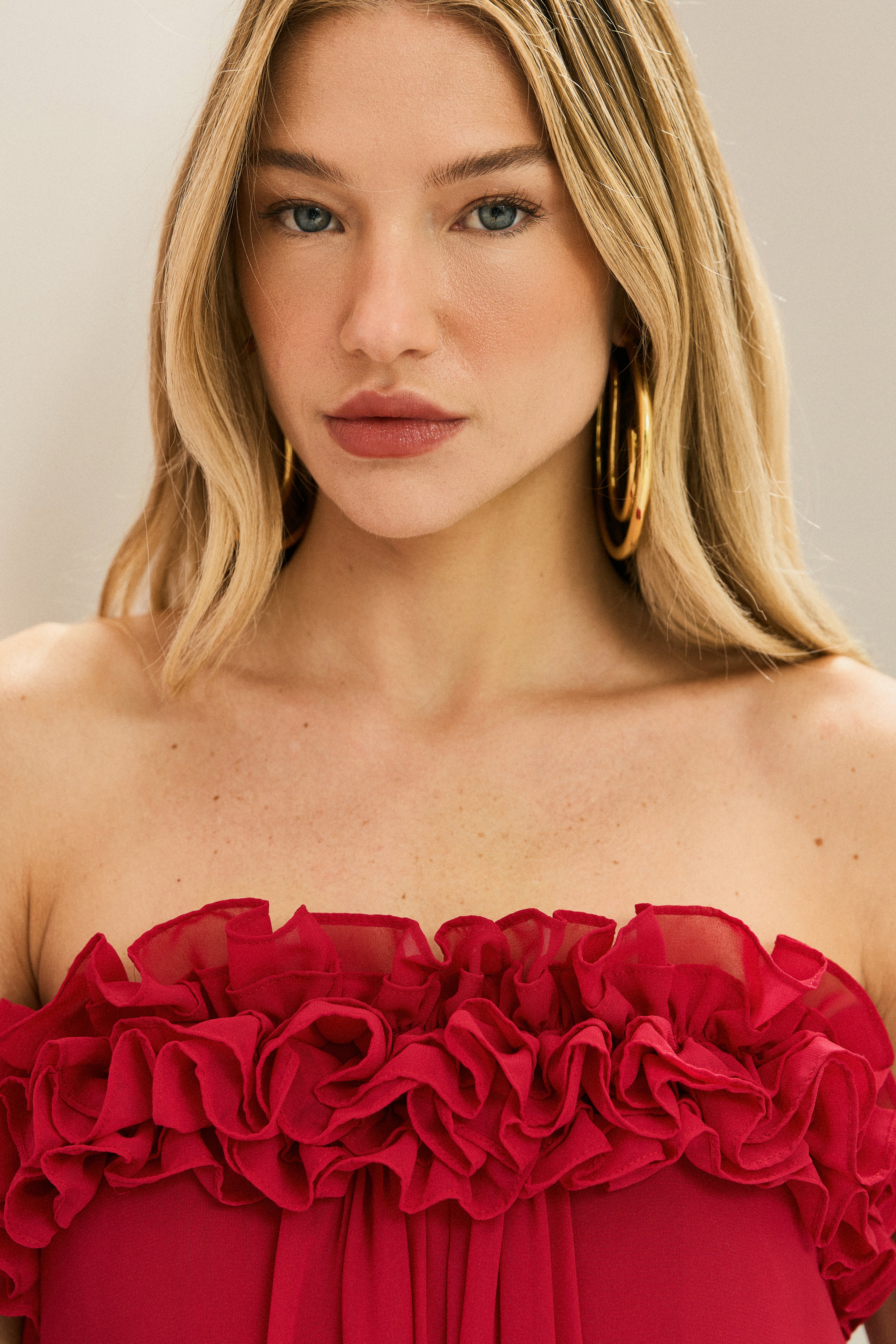 Vestido Longo sem Alça em Chiffon com Babados no Decote e Calda Frontal - Armênia Vermelho
