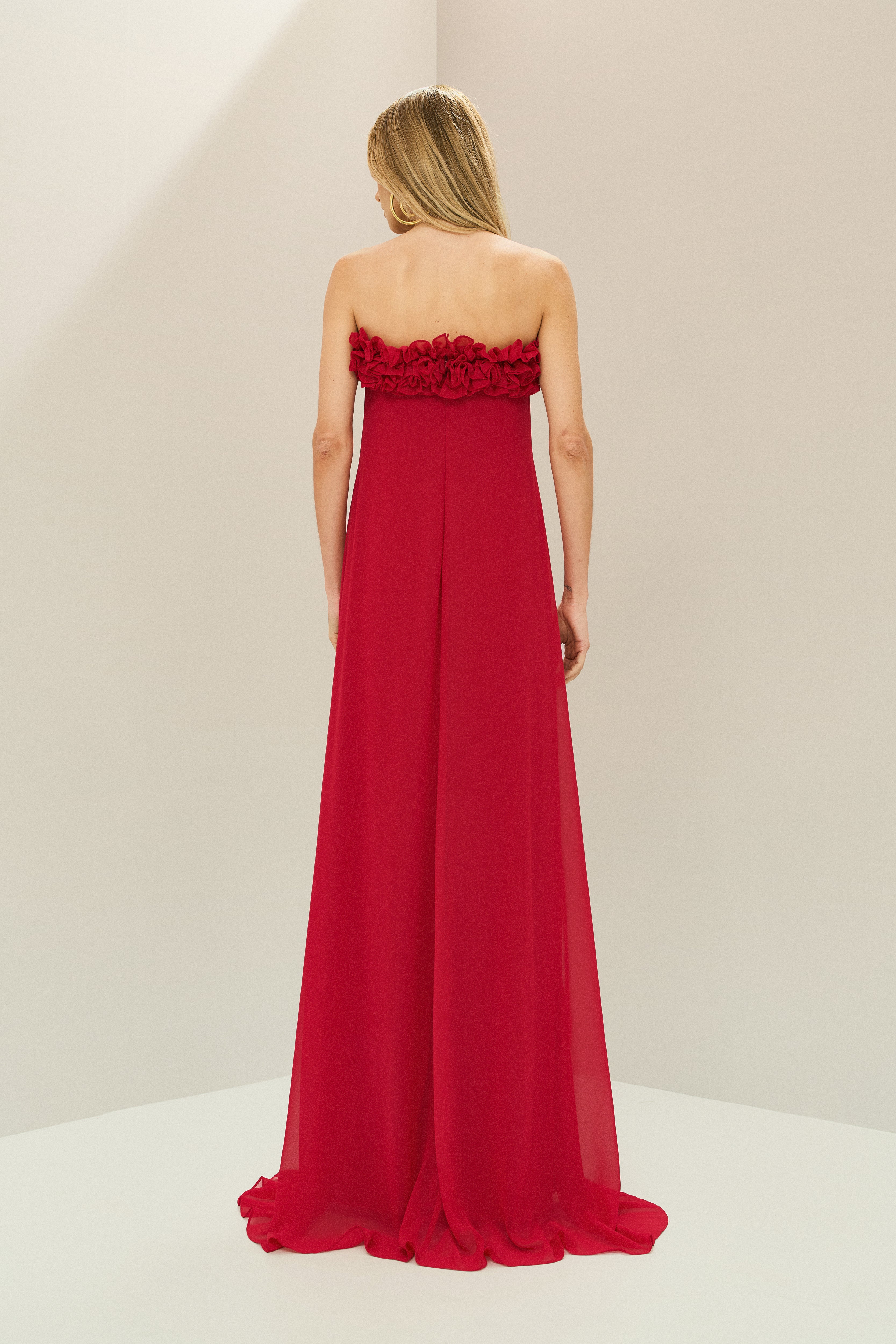 Vestido Longo sem Alça em Chiffon com Babados no Decote e Calda Frontal - Armênia Vermelho
