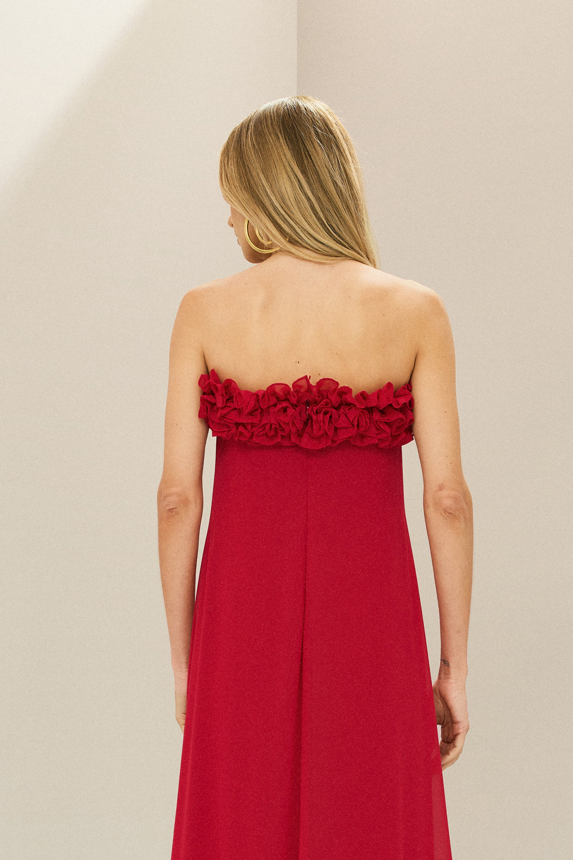 Vestido Longo sem Alça em Chiffon com Babados no Decote e Calda Frontal - Armênia Vermelho