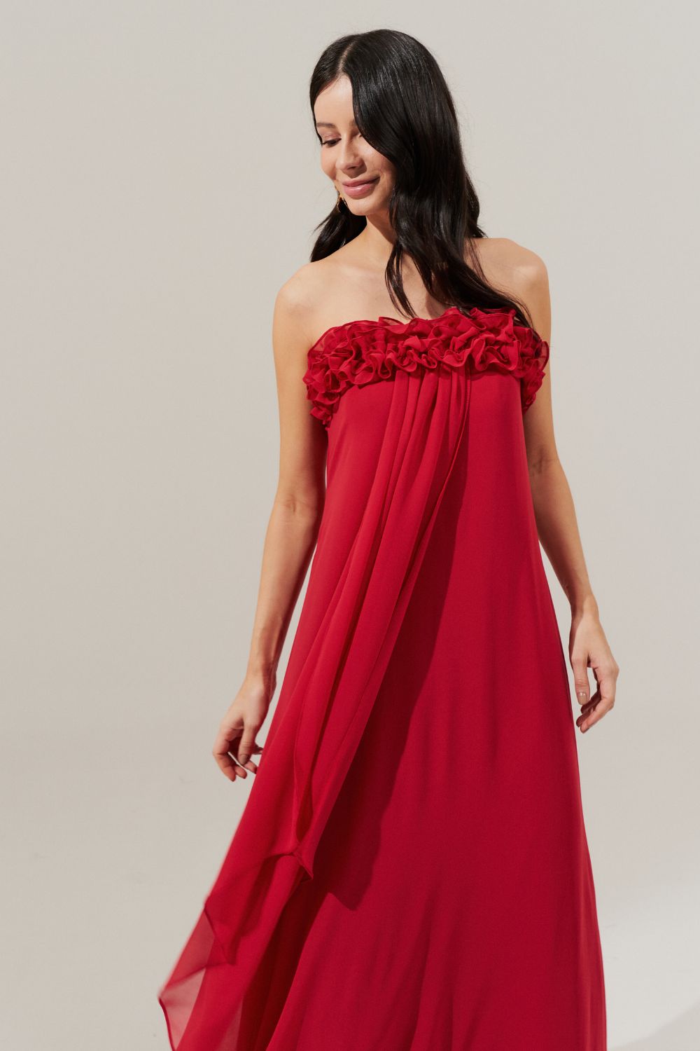 Vestido Longo sem Alça em Chiffon com Babados no Decote e Calda Frontal - Armênia Vermelho