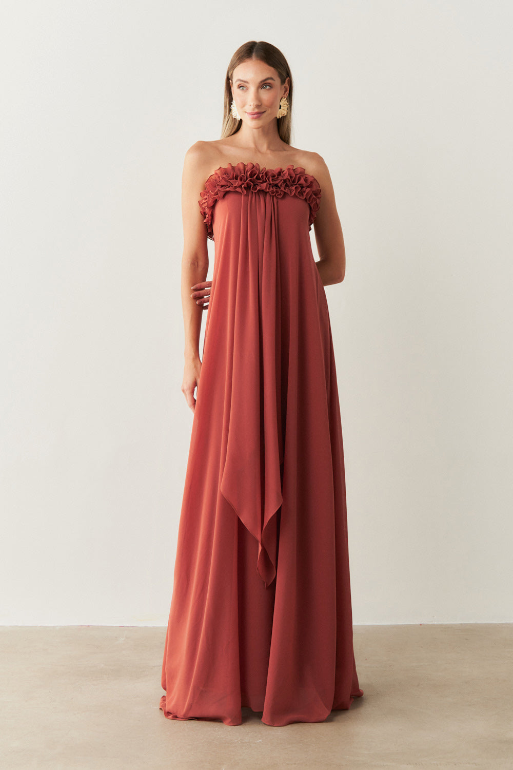 Vestido Longo sem Alça em Chiffon com Babados no Decote e Calda Frontal - Armênia Terracota