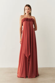 Vestido Longo sem Alça em Chiffon com Babados no Decote e Calda Frontal - Armênia Terracota