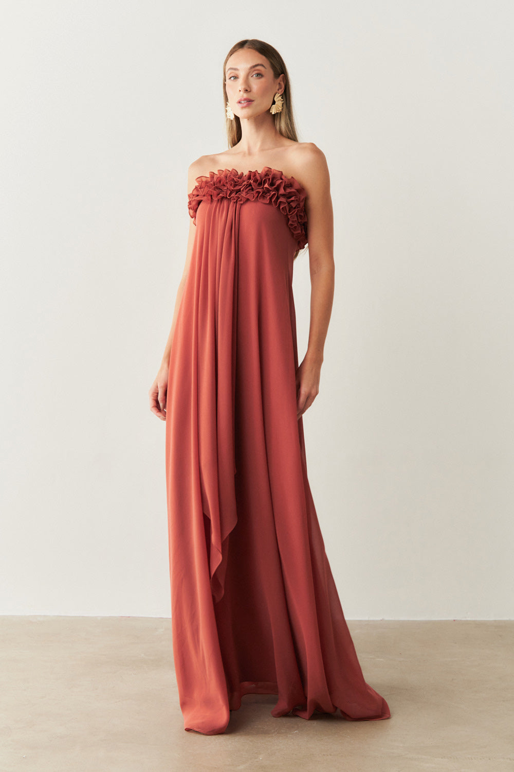 Vestido Longo sem Alça em Chiffon com Babados no Decote e Calda Frontal - Armênia Terracota